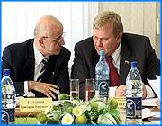 ></p><p class=c_tn>Депутаты ивановской городской Думы предложили мэрии выделить из бюджета около миллиона рублей дополнительно на реализацию национального проекта «Образование». Такая информация прозвучала на заседании комитета по бюджету, местным финансам и налогам. Представители финансово- казначейского управления обещали обсудить этот вопрос с главой города. </p><p class=c_tn>Бурное обсуждение депутатов вызвали два самых главных вопроса. Они касались исполнения бюджета и поправок, в него вносимых. Заместитель главы Иванова Сергей Золкин сообщил: казна пополнилась больше, чем на 100 миллионов рублей. Основные доходы - от арендной платы на землю, найма жилых помещений и продажи муниципальной собственности. Помогло и областное правительство, безвозмездно перечислившее в ивановский бюджет  36 миллионов рублей. С ростом доходов возросли и расходы муниципальной казны. Реконструкция больницы в местечке Соснево обойдется в 10 миллионов рублей. Вся сметная документация есть. Правда, строительство еще не начато. А средства нужно израсходовать до конца года. Успеют ли подрядчики освоить 10 миллионов за несколько месяцев, оставшихся до Нового года?! </p><p class=c_tn> «10 миллионов 300 тысяч рублей выделяются на завершение реконструкции проекта в местечке Соснево. Создается впечатление, что их не удастся освоить. Поэтому мы создали группу, которая рассмотрит график строительства, побывает на месте. Если не будет сомнений, то мы поддерживаем эти изменения» - сказал председатель комитета по бюджету Ивановской городской Думы Григорий Газарян.</p><p class=c_tn>Если эти средства не будут полностью израсходованы, их можно перераспределить на реализацию национального проекта «Образование»,- предложил депутат Алексей Майоров. Он пояснил: деньги могут помочь школам, выигравшим российский конкурс на оснащение компьютерными классами. Классы, где будет располагаться техника, требуют дополнительного ремонта. Но заместитель главы Иванова Сергей Золкин полагает, что перераспределять средства, выделенные на Соснево, пока рано.</p><p class=c_tn> «Муниципальный контракт заключен. Не вы этого графика не видели. А я как финансист - не профессионал в этой сфере. Хотя в конкурсной документации - определенные обязательства прописаны. И это решение будет преждевременным на сегодняшний день, чтобы потом не мусолить этот вопрос и не возвращаться заново» - объяснил Сергей Золкин.</p><p class=c_tn>С доводами мэрии депутаты согласились. Остальные расходы депутаты поддержали и одобрили их исполнение в этом году. </p><p class=c_av>Мария Покровская</p>
	
		<div class=