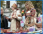 ></p><p class=c_tn>В минувшее воскресенье в Палехе прошла Кресто-Воздвиженская ярмарка. Уже в третий раз  продемонстрировать свои достижения собрались не только ремесленники  Ивановской губернии, но и представители соседних областей. Правда, работы палехских мастеров в торговых рядах  обнаружены не были. </p><p class=c_tn>На ярмарке сразу возникает впечатление другого времени. Как минимум, конец 19  века. Все население городка от мала до велика, высыпало на городскую площадь: кто купить, кто продать, а кто просто посмотреть. Торгуют всем: от сувениров  до сельскохозяйственной  продукции. Продукты исконно русские: мед, румяные караваи, чудеса с шести соток. Организаторы ярмарки признаются, что сами сюда приехали больше отдыхать, чем работать.</p><p class=c_tn> «Я куратор Палехского района от имени правительства, но как частное лицо я приехала с внучкой и обязательно мы что-то купим  из народных промыслов, это у нас традиционно, обязательно что-то из картин, и, конечно, сельхоз. продукцию. Прекрасная возможность получить себе в семью экологически чистую продукцию» - сказала руководитель комплекса социальной сферы правительства Ивановской области Ольга Хасбулатова.</p><p class=c_tn>Обилие пищи духовной и телесной, по словам Ольги Хасбулатовой, говорит о том, что промыслы переживают второе рождение. Палехской миниатюры в торговых рядах  не оказалось. Все палехские шедевры были собраны в доме ремесел и в выставочном зале художественного училища. Зато на улице развернули бойкую торговлю холуйские мастера. Цены на товары народного промысла достаточно высокие, но у торговцев есть свои секреты привлекать покупателей. Одни поют задорные песни, другие -  надевают народные костюмы.</p><p class=c_tn>Пение здесь на каждом углу. Бабье лето здесь задержалось на радость палешан и туристов, которых скоро, возможно, будет еще больше. В правительстве Ивановской области разрабатывается проект о создании в Палехе туристко - рекреационной зоны.  В планах, кроме строительства дорог и мест общепита, создание нового музея палехской миниатюры. </p><p class=c_tn></p><p class=c_av>Наталья Мозилова</p>
	
		<div class=