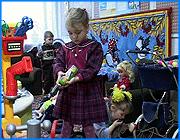 ></p><p class=c_tn>Будущие усыновители перед тем, как взять ребенка в семью, теперь должны пройти занятия в центре подготовки приемных родителей. Его базой стал Ивановский детский дом №5, где накоплен большой опыт патронатного воспитания. Областное руководство уже выделило 4 миллиона рублей на развитие центра. </p><p class=c_tn>Своих собак, кошек и бабушку никому не отдам,- говорит Вика Кузнецова. Малышка не совсем понимает, что она, как и 20 ее детдомовских  друзей и подруг, живет в патронатной семье. Патронатная бабушка забирает Вику в пятницу и возвращает в пятый детский дом в понедельник.  Девочка ждет конца недели и визжит от восторга, когда бабушка забирает ее из приюта.</p><p class=c_tn>С Викой бывает нелегко,- признается бабушка. У ребенка, которого год назад в детдоме оставила мама, - заметны не только недостаток тепла и нежности, но и элементарного воспитания.</p><p class=c_tn>Центр подготовки приемных родителей очень нужен, - рассказывает Татьяна Белогурова на открытии центра. Нам, будущим усыновителям, еще многое нужно узнать о воспитании детдомовских детей. Представители областного департамента образования на торжественном открытии  уверяют: от центра, в который уже вложено 4 миллиона рублей, будет толк. Есть специалисты и методическая база, чтобы проводить здесь  практические занятия для будущих усыновителей. По мнению чиновников, подготовленный родитель приемного ребенка - залог хорошего воспитания даже детдомовского малыша, не всегда рожденного от здоровых и адекватных родителей. </p><p class=c_tn>«Для нас имеет важной значение здоровье ребенка, потому что воспитание- это процесс социализации. Если воспитание будет адекватно задачам становления ребенка, я полагаю, генетика не сыграет превалирующей роли. Все будет зависеть от того, в какой семье и какими людьми будет воспитываться ребенок» - сказал заместитель начальника областного департамента образования Татьяна Кокорева.</p><p class=c_tn>Первые занятия центра начнутся через несколько дней. Уже отремонтировано и подготовлено помещение для их проведения. </p><p class=c_av>Мария Покровская</p>
	
		<div class=