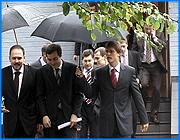 ></p><p class=c_tn>Сегодня в Иваново с рабочим визитом прибыл заместитель руководителя Администрации Президента Владислав Сурков. Он провел встречи с губернатором Михаилом Менем, лидерами региональных отделений политических партий и общественниками. Примечательно, что визит Суркова, по просьбе самого гостя, проходил, чуть ли не под грифом секретности. На все встречи вход для ивановских журналистов был закрыт. </p><p class=c_tn>Визит Владислава Суркова больше походил на гонку. График встреч оказался настолько плотным, что несколько раз его пришлось менять. Одними из первых пообщаться с высокопоставленным гостем удалось депутатам областной думы - лидерам местных отделений политических партий. Эта встреча, как и все остальные, проходила под грифом секретности. Возможность доступа для журналистов полностью исключили. Позже депутаты рассказали, что идею объединения партий Пенсионеров,  «Жизнь» и  «Родина» Сурков поддерживает. России нужна серьезная альтернатива «Единой России». В целом разговор шел об укреплении на политической арене, кроме правящей,  других партий. По словам депутатов, гость выслушал и записал их предложения. Парламентарии встречей, которая вместо 30 минут затянулась на час, остались довольны.</p><p class=c_tn>«Когда встречаешься с интересным человеком, возникают вопросы, возникают обсуждения этих вопросов. Поэтому чуть чуть куда-то он опоздал, но зато я понимаю - и мы получили свое удовлетворение и он» - сказал депутат областной Думы Сергей Репяхов</p><p class=c_tn>Сам Сурков, судя по всему, разговором с представителями политических сил, тоже остался доволен. В приподнятом настроении он торопливо направился на очередную, также закрытую, встречу - с общественностью. Некоторые подробности беседы нам удалось узнать у нашего коллеги и члена формирующейся общественной палаты Виктора Ломоскова.  </p><p class=c_tn>«Будущих членов общественной палаты интересовала, конечно, и судьбы общественных организаций, перспектива их развития, творческие Союзы, что с ними будет. Потому что сейчас многие из этих вопросов находятся во взвешенном состоянии. Конечно, людям хотелось узнать это из первых рук - из Аппарата Президента» - сказал ведущий ТРК «Барс», член Общественной палаты Виктор Ломосков. </p><p class=c_tn>Деталями и конкретными фактами, прозвучавшими на встречах, их участники делились неохотно. Гриф секретности соблюсти все же удалось, а Владислав Сурков в очередной раз подтвердил свое негласное звание - серый кардинал российской политики. </p><p class=c_av>Олеся Чирко</p>
	
		<div class=
