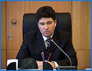 ></p><p class=c_tn>Незаконные порубки и обработка леса в губернии по-прежнему процветают. Об этом заявили сегодня на заседании Правительства области сотрудники правоохранительных органов. По их данным, рост преступлений в сфере лесопользования в этом году составил более чем 30 %. Корень зла надзорные органы видят, в том числе в несовершенстве законодательства. </p><p class=c_tn>Заседание в отсутствии Михаила Меня, уехавшего в рабочую командировку, провел заместитель председателя Правительства Владимир Григорьев. Он отметил, что проблема незаконных порубок и обработки древесины в губернии стоит достаточно остро. По данным правоохранительных органов, в текущем году было зарегистрировано более 300 преступлений в сфере лесопользования, что на 35 % больше, чем в прошлом. Основную причину проблемы сотрудники УВД видят в несовершенстве законодательства, недостаточном сотрудничестве надзорных органов и острой нехватке людей, которые бы занимались охраной насаждений. </p><p class=c_tn>«До настоящего времени не сформирован штат государственной лесной охраны при Управлении Росприроднадзора. Продолжают иметь место факты выявления сотрудниками лесных хозяйств незаконных порубок спустя значительный промежуток времени с момента их совершения. От нескольких дней до нескольких месяцев, что негативно сказывается на оперативности и эффективности работы органов УВД по данным преступлениям» - сказал начальник управления по борьбе с правонарушениями на потребительском рынке УВД Ивановской области Валерий Яровицын. </p><p class=c_tn>Депутат областной думы Владимир Власов отметил, что в основном варварские порубки, когда берется только часть дерева, происходят вблизи наиболее крупных городов области. В этом он убеждается каждый раз, когда зимой рассекает просторы губернии на снегоходе. Депутат называет незаконные порубки явлением социальным, бороться с которым предлагает, в том числе экономическими средствами. </p><p class=c_tn>«Может быть, попробовать такое сделать, что цена закупочная вот этого леса на корню, на какое-то время ее понизить, чтобы «черным» лесорубам стало менее выгодно воровать этот лес. Почему? Ведь они тоже платят за страх, за «крышу», платят машинам сопровождения и за ночной вывоз» - сказал депутат областной Думы Владимир Власов. </p><p class=c_tn>Также были высказаны предложения ввести систему лицензирования деятельности по заготовке и обработке древесины, а также ужесточить ответственность за преступления в сфере лесопользования. Похвалили идею о социальной рекламе, а также вероятности включения в учебную  программу школ и училищ занятий по лесопользованию. Все прозвучавшие предложения будут рассмотрены Правительством в ближайшее время и возможно найдут свое отражение в соответствующих распоряжениях. </p><p class=c_av>Олеся Чирко</p>
	
		<div class=