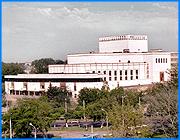 ></p><p class=c_tn>Проблемы служителей муз обсуждались сегодня главными чиновниками культурной сферы Ивановской области. По словам выступавших, губернская культура находится в затяжном кризисе. Для того чтобы вернуться на должный уровень, необходимо объединение усилий. </p><p class=c_tn>В спасении утопающей культуры Ивановской области, как оказалось руками одних утопающих не справиться. Проблемы у музеев, театров и библиотек во многом связаны с отсутствием государственной поддержки. Так, директор Драматического театра Николай Максимов опасается, что их учреждение постигнет судьба цирка, закрытого в понедельник в связи с несоответствием технике безопасности. Скудное финансирование из федерального и областного бюджета ставит актеров театра на один уровень с уличными артистами. Зарплата молодого актера не превышает 1 800 рублей, при том, что в других губерниях не бывает менее 6 тысяч. Здание Дворца искусств во многих местах рушится от ветхости, гримерки заслуженных артистов протекают, а сами театральные деятели, из-за сквозняков и разбитых окон, приобрели все возможные хронические заболевания. Правда, зритель, приходя вкушать духовную пищу, даже не догадывается о сложностях быта служителей муз. </p><p class=c_tn>«Вот все скрыто, то, что касается вот наших условий хранения, и проживания, а если говорить, знаете, ведь нам сидеть не на чем сидеть. У нас стульев нет, но об этом мы даже не мечтаем.» - сказал директор Ивановского драматического театра Николай Максимов.</p><p class=c_tn>Значительное место в обсуждении уделили сохранности музейных фондов. Согласно решению Министерства культуры ожидается тотальная проверка запасников, связанная с тем, что многие музейные экспонаты страны существуют только в списках. В Иванове пока исчезновения экспонатов не обнаружено, но о сохранности реликвий говорится все же не очень уверенно.</p><p class=c_tn>«Проверка покажет, но надеюсь, что такой ужасающей картины как то, что произошло в Эрмитаже, надеюсь, в наших музеях, возможно нет. Но, естественно, в тех условиях, в которых находятся музеи на протяжении многих лет, сохранность фондов, была все время под угрозой» - сказал директор Ивановского областного художественного музея Людмила Воловенская.</p><p class=c_tn>Несмотря на то, что проблем достаточно, служители муз считают  -  оттепель в культурной сфере губернии уже началась. В пользу этого говорит, например, тот факт, что в культуру возвращаются старые и проверенные кадры. </p><p class=c_av>Наталья Мозилова</p>
	
		<div class=