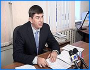 ></p><p class=c_tn>Трагедии в этом нет, но свои выводы мы сделаем. Так оценил председатель областной избирательной комиссии Виктор Смирнов крайне низкую явку на выборах в органы местного самоуправления, прошедших в минувшее воскресенье. В ряде случаев выборы признаны несостоявшимися - не хватило голосов. Зато есть крупный плюс - значительных нарушений выявлено не было. Об этом Виктор Смирнов рассказал на своем брифинге. </p><p class=c_tn>Выборы кохомского главы можно назвать самыми значительными. Результат оказался вполне предсказуемым - со значительным отрывом победил прежний глава, Вячеслав Кашин. Порог явки в Кохме был едва преодолен - двадцать с небольшим процентов от общего числа избирателей пришли отдать свои голоса. Из 15 членов кохомского горсовета трое избраны не были. Такая явка считается низкой даже для Кохмы, где протестующих избирателей традиционно много. Председатель облизбиркома Виктор Смирнов считает, что причин тут две. Первая - отстутствие реального соревнования предвыборных программ у кандидатов. А вторая - это исключение из избирательных бюллетеней строки «против всех».</p><p class=c_tn> «Протестный электорат был информирован о том, что в избирательных бюллетенях отсутствует графа «против всех», и свой протест таким образом - проголосовав против всех - они не выразить не смогут. Очевидно, что эти избиратели, наверное, остались дома и 8 октября на избирательные участки в Кохме не пришли» - сказал председатель облизбиркома Виктор Смирнов.</p><p class=c_tn>Мы десять лет приучали электорат к тому, что он может хлопнуть дверью перед властями - поставить галочку в графе «против всех» - говорит Виктор Смирнов. Эта привычка аукнулась в воскресенье в Юрьевце, в Фурманове, в Тейкове, не считая Кохмы. Особенно обидно за Юрьевец - признается председатель избиркома. Там до явочного порога не хватило 14 человек. В этом он видит просчеты избирательных комиссий и местных властей, которые не озаботились вовремя агитацией и пропагандой. Отсутствие строки «против всех» Смирнов просчетом назвать не может - по его мнению, новый порядок голосования обеспечивает ответственность избирателя за власть, которую он выбирает или не выбирает. Стоит подождать, когда люди это почувствуют - говорит он. </p><p class=c_tn>При этом политологи считают, что активность электората  зависит не столько от избирательного законодательства, сколько от стабильности в стране в целом и в коммунальном хозяйстве в частности. Стоит добавить, что из 11 кампаний, которые власти пытались завершить в воскресенье, пять были дополнительными или повторными. Три из них будут продолжены.</p><p class=c_tn> </p><p class=c_av>Сергей Хохлов</p>
	
		<div class=