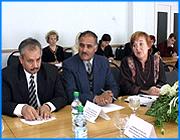 ></p><p class=c_tn>Мэр Иванова Александр Фомин и председатель городской думы Вячеслав Сверчков сегодня встречались с представителями национальных диаспор. Разговор получился  непростым. В первую очередь из-за противостояния России и Грузии, а также из-за неутихающих проблем с еврейской общиной. Тем не менее, исполнительной и представительной ветвям власти все же удалось найти общий язык с диаспорами и прийти к определенным договоренностям. </p><p class=c_tn>Вектор встречи главы города и председателя Ивановской думы с лидерами национальных диаспор был определен заранее геополитической ситуацией. Эхо конфликта между Грузией и Россией докатилось до Иванова. Правоохранительные органы тотально проверяют грузин, те обижаются. Многие из них со славянами стали уже как родные. </p><p class=c_tn> «Я просто не могу понять - почему так происходит, что люди, прожившие в Иваново по 25-30 лет, у которых здесь жены, и русские, и дети, не имеет значения, ну, русские . Ну вот, эти жесткие меры их касаются, это очень плохо» - сказал председатель грузинской НКА «Иверия» Рауль Шанидзе. </p><p class=c_tn>Мэр Иванова Александр Фомин рассказывает, что никаких распоряжений о давлении не было и быть не может. Мэрия ко всем национальностям относится лояльно. Более того, глава города категорически запретил управлению образования выдавать милиции сведения об учениках не русской национальности.</p><p class=c_tn>«Дети  - это дети. Отношение к ним регулируется Европейской конвенцией. Здесь не должно быть каких-то нюансов. И наши учителя достойно отреагировали. И по твердому заверению управления образования и начальника городского УВД никаких попыток в школах не будет» - объяснил глава г. Иваново Александр Фомин.  </p><p class=c_tn>Еще один эмоциональный пик встречи - выступление руководителя еврейской общины Эрвина Кирштейна. Он, как и ранее, говорил о запутанном деле с выкупом молельного дома; о том, что некие молодые люди угрожает ему расправой; о националистских надписях на стенах домов; в завершение монолога традиционно нелестно отозвался о СМИ. </p><p class=c_tn>«Я в прошлый раз призывал журналистов, чтобы они аккуратно относились к этим темам т.к. нужно..., т.к. есть. Потому что после последней встречи были такие описки, что хоть в каждую газету пиши протест» - отметил  председатель еврейской общины Эрвин Кирштейн.  </p><p class=c_tn>Александр Фомин и Вячеслав Сверчков почти в унисон призвали Эрвина Бераховича выйти из состояния войны с окружающим миром. Тем более, что исполнительная  и представительная власти готовы работать со всеми диаспорами в режиме диалога и поиска компромиссов. Лидеры объединений поддержали эту идею и пришли к выводу, что сейчас важно - не дать разыграть национальную карту в чьих-то интересах и сохранить в Иванове спокойствие и мир.</p><p class=c_av> Андрей Кузьмичев</p>
	
		<div class=
