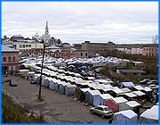 ></p><p class=c_tn>Скандал в Кинешме. Руководство города обнаружило постановление городской Думы за подписью его председателя Александра Сергеева. Оно касается передачи земель центрального рынка в аренду одной из частных фирм Кинешмы. Местные парламентарии  сообщили, что это постановление на заседаниях думы не принимали. Они подозревают, что документ подделан. </p><p class=c_tn>В Кинешемской мэрии появился любопытный документ - постановление Кинешемской  городской думы о предоставлении аренды земельных участков одной из фирм под строительство торгового комплекса. Единственная подпись - председателя кинешемской городской думы Александра Сергеева.  Если прочитать документ внимательно, откроются любопытные детали. В  постановлении,  принятом  30 июня 2006 года, кинешемские парламентарии ссылаются на свое будущее решение от  31 июня 2006 года. Согласно документу, депутаты, видимо, либо обладают даром предвидения, либо изобрели машину времени, которая перенесла их в 31 июня, день, не существующий в современном календаре. Заместитель главы Александр Коновалов в интервью кинешемской прессе усомнился в юридической силе документа.</p><p class=c_tn>Цитаты из интервью зам. главы Кинешмы Александра Коновалова газете «Кинешма – Пресс»: - «вид документа не соответствует нормам: должно быть две подписи: главы города и председателя думы. Это самая натуральная, так сказать, «незаконнорожденная бумага». Когда я озвучил документ на думской комиссии, все депутаты были очень удивлены. Никто его не видел, кроме, может быть того же Сергеева».</p><p class=c_tn>Для Кинешмы это постановление играет особую роль. Еще в январе 2006 тогда исполняющий обязанности главы Кинешмы Юрий Вахотин своим постановлением  передал земли  центрального Кинешемского  рынка, принадлежащие ранее муниципальному предприятию «Управление городскими рынками» в аренду фирме «Элита», якобы под строительство торгового комплекса.  Любопытные детали - руководство МУПа само пожелало отдать рыночные земли частной фирме. Вероятно, это объясняется тем, что директор МУПа и руководитель «Элиты» находятся в близких родственных отношениях. Но самое главное не это. Представители фирмы  взяли на себя право собирать деньги за торговые места с предпринимателей, торгующих на рынке.  И без того дотационный кинешемский бюджет терял миллионы.  Новое руководство Кинешмы решило разобраться в ситуации. Оно написало заявление в Арбитражный Суд на действия «Элиты» и восстановило право муниципалитета собирать деньги с предпринимателей. Вот тогда и всплыло  фантастическое  думское  постановление,  председатель думы Александр Сергеев настаивает: документ думой принят, правда. необычным способом.</p><p class=c_tn>Цитаты из интервью председателя Кинешемской городской думы газете «Кинешма – Пресс»: - «есть такое понятие проведение думы альтернативным опросом. Весь состав Думы опрашивается, потом выносится решение. Подписи мэра города не требуется абсолютно. Были опрошены не все, но количество голосов опрошенных депутатов хватило для принятия данного решения. Методом опроса решается вопрос, который не совсем серьезный или он срочно нужен. А это серьезный вопрос».</p><p class=c_tn>Вопрос о фальсификации думского постановления дошел до кинешемской прокуратуры. Результаты расследования станут скоро известны. </p><p class=c_av>Мария Покровская</p>
	
		<div class=