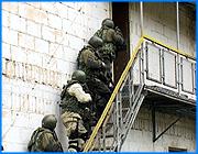 ></p><p class=c_tn>Сегодня сотрудники ивановского ОМОНа устроили мастер-класс для начальников районных отделов внутренних дел. На стрельбище в местечке Богородское бойцы продемонстрировали коллегам свое умение вести бой, освобождать заложников и подавлять массовые беспорядки. Начальники РОВД учениями остались довольны, но выразили надежду, что применить в реальных условиях умения ОМОНа все же не придется. </p><p class=c_tn>Сегодня начальники районных отделов внутренних дел - обычные зрители. Главное - побольше увидеть, запомнить и передать полученный опыт своим подчиненным. Первый этап учений - ведение военных действий. Группа бойцов активно наступает, для устрашения противника используются учебные гранаты. </p><p class=c_tn>Чтобы лучше видеть происходящее - зрители оккупировали высотку. К моменту отступления за дымовой завесой, на учения, несмотря на то, что находится в отпуске, приехал главный милиционер области Александр Забегалов. По его словам, уметь самостоятельно справиться с чрезвычайными происшествиями от начальников РОВД никто не требует. Главное они должны знать, какими силами в целом располагает милиция, и суметь правильно сориентироваться в условиях ЧП. Следующий этап учений - освобождение заложников. Правда происходит оно с периодическими паузами - для учебных пояснений. Омоновцы вынуждены несколько раз замирать, словно манекены, пока, наконец, не поступает сигнал на штурм. </p><p class=c_tn>Следующий этап учений более прикладной. Омоновцы не без гордости демонстрируют передвижной комплекс «Аракс», который предназначен для обнаружения и обезвреживания взрывных устройств. Система стоимостью 6 миллионов рублей включает в себя рентген-установку, подавители телефонных сигналов, спецзащиту и многое другое. В автомобиле также есть ноутбук,  микроволновка и даже биотуалет. То, что комплекс поступил этим летом на вооружение ивановской милиции, омоновцы называют неуставным словом «счастье»  </p><p class=c_tn>«На протяжении уже 12 лет у нас, как правило, вообще никакого оборудования не было. Были только поисковые приборы. То есть на все выезды мы ездили в простых средствах защиты, то есть броня и сфера» - сказал начальник инженерно-технического отделения ОМОН Анатолий Петров.</p><p class=c_tn>Следующий по сценарию урок - подавление массовых беспорядков. В роли нарушителей - слушатели курсов первоначальной подготовки УВД области. Омоновцы действуют уверенно, но с осторожностью. Максим Балашов весной вернулся из армии, мечтает стать милиционером. Говорит, впервые пусть и условно нарушает общественный порядок. Охотно отдается в руки будущих коллег. </p><p class=c_tn>«Мне кажется, выбрали, что полегче. Я особо не сопротивлялся. У меня даже была возможность отойти в сторону. Но в целях тренировки я им поддался. Несли меня, конечно, неудобно. Ну, а дальше все культурно. Посадили в машину и поехали» - сказал слушатель курсов первоначальной подготовки УВД области Максим Балашов.</p><p class=c_tn>Увиденным начальники РОВД остались довольны. Говорят, что в их отделах тоже немало профессиональных бойцов. Однако милиционеры надеются, что применить в реальных условиях имеющийся опыт на ивановской земле все же не придется.  </p><p class=c_tn></p><p class=c_av>Олеся Чикро</p>
	
		<div class=