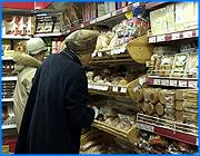 ></p><p class=c_tn>В губернии изменилась наполняемость потребительской корзины. Соответствующие изменения в закон «О прожиточном минимуме» внесли депутаты областной Думы. Новая корзина стала немного объемнее. В частности увеличились нормы потребления мясных продуктов. Однако даже после изменения наполняемость корзины, по признанию, как самих потребителей, так и медиков скорее близка к дефициту, чем к уровню нормального питания.</p><p class=c_tn>Наполняемость потребительской корзины пересматривается законодательными органами раз в 5 лет. На этот раз она потяжелела на семь 7,5 %. В частности парламентарии решили увеличить норму потребления мяса для трудоспособного населения с 86 до 105 граммов в день на человека. Этот объем, подчеркивают депутаты областной Думы, даже больше, чем федеральный -на целых 3 грамма. Объемы продуктов питания рассчитаны парламентариями на год. Если поделить норматив на каждый день, то получается, что работающему человеку в сутки полагается чуть больше 40 граммов рыбы, пол яблока или другого фрукта. Яйцо по нормам придется разделить на 2 дня. Тем временем хлебобулочных изделий по закону полагается в избытке. Почти 400 граммов в день. Медики говорят, что потребительская корзина ивановцев по ряду показателей ближе к дефициту, чем к нормальному рациону питания.   </p><p class=c_tn>«То, что здесь принято, бесспорно это потребность минимизированная, так скажем. То есть, конечно выжить на ней можно, но тем не менее например пол-яблока в день, пол яйца на день. Если наша страна планирует не просто выжить, а развиваться экономически, интеллектуально, то бесспорно, это только то, из чего можно исходить в каких-то расчетах самого глубокого минимума» - сказала зав. кафедрой общей врачебной практики ИГМА Тамара Полятыкина.</p><p class=c_tn>Потребительской корзине, с оглядкой на углеводы и клетчатку, - говорят медики, не помешало бы увеличение количества рыбных продуктов, а также свежих овощей и фруктов. Рядовые ивановцы, не опираясь на специальные знания, уже на глаз определили, что корзина маловата.</p><p class=c_tn>Самые оптимистичные ивановцы полагают, что и с такими нормами прожить семьей можно. Главное - правильно подойти к делу.</p><p class=c_av>Олеся Чирко</p>
	
		<div class=