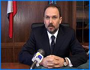 ></p><p class=c_tn>Работа с инвесторами будет поставлена в губернии на высокий организационный уровень. Для этого в Правительстве области создадут специальное управление, а также инвестиционное агентство, которые будут работать с финансовыми вливаниями. Об этом сегодня сообщил губернатор Михаил Мень на пресс-конференции, посвященной итогам первого инвестиционного форума области, который прошел неделю назад в правительстве Москвы.</p><p class=c_tn>Пока о серьезных результатах форума говорить рано, сразу отметил Михаил Мень. Однако кое-какие победы на инвестиционном поле уже есть. Сегодня ведутся переговоры об открытии филиала одного из банков - дочерней структуры группы компаний «ПИК», которая занимается разработками в «Храмцовском карьере». Банк специализируется на выдаче ипотечных кредитов, что для жителей области, уверен губернатор, вещь актуальная. Также решается вопрос о строительстве на территории региона сети гипермаркетов «Карусель», которая будет ориентирована на людей с невысоким достатком. Пока не получается заключить договор о поставках в Москву школьной формы. Столичный департамент образования и ивановские текстильщики никак не могут сойтись в цене. Но то, что контакты налажены - уже результат, считает Михаил Мень. По-прежнему одним из приоритетных направлений работы с инвесторами остается перевод части мощностей завода «ЗИЛ» из Москвы на территорию кинешемского «Автоагрегата». Столичная делегация уже побывала в районном городе. В том, что перенос части не самого процветающего предприятия Москвы в нашу губернию, все же принесет свои плоды, Михаил Мень не сомневается.     </p><p class=c_tn>«Достаточно серьезных переговоров по инвестициям в ЗИЛ со стороны зарубежных автопроизводителей Правительство Москвы и не вело. У правительства Москвы есть собственные средства, и оно дотировало существование ЗИЛа. И дай бог нам с вами хотя бы получить те дотации, которые идут от правительства Москвы» - сказал губернатор Ивановской области Михаил Мень.</p><p class=c_tn>Между тем форум прошел не так гладко, как казалось вначале. На выставке не были представлены земельные участки под строительство жилья. Инвесторы предлагали деньги, а губернатору приходилось лишь разводить руками. Причина недоработок, по мнению Меня, неумение чиновников работать в сфере инвестиций.</p><p class=c_tn>«Наверное, сейчас строго спрашивать немножко рано. Может быть просто люди не поняли, что такое инвестиционный форум. Может быть просто поняли, что это будет маленькое ВДНХ области. Может быть такое. Что бы соберемся, покажем, как мы хорошо живем, как мы хорошо производим продукцию. Выпью по рюмочке обычные люди и расходятся» - добавил Михаил Мень.</p><p class=c_tn>Недоволен Мень и работой с инвесторами на местах. Слишком много времени занимает бумажная волокита. Чтобы ускорить процесс, при Правительстве будет создано управление по контролю за инвестиционным процессом. Также планируется создать инвестиционное агентство, которое будет заниматься оформлением необходимых документов. Зарплату сотрудники  будут получать из прибыли. Руководителей новых структур Михаил Мень пообещал представить в ближайшие полмесяца. </p><p class=c_av>Олеся Чирко</p>
	
		<div class=
