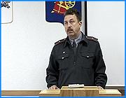 ></p><p class=c_tn>Как навести порядок на дорогах Иванова и в самой ГИБДД. Этим вопросом в очередной раз сегодня задались сотрудники мэрии и ГАИ на заседании комиссии по обеспечению безопасности дорожного движения. Очередным толчком к обсуждению стала статистика ДТП. В этом году количество аварий, в том числе с пострадавшими увеличилось.</p><p class=c_tn>Главный тревожный симптом -  увеличилось количество аварий с участием детей. Сотрудники ГИБДД, которые давно практикуют  школьные конкурсы вроде «Безопасного колеса», частично видят решение проблемы в усилении пропагандистской деятельности. Они предлагают активнее пользоваться возможностями социальной рекламы. Кроме того, положительно повлиять на дорожную ситуацию должно капитальное благоустройство городских трасс. Все свои требования, в том числе строительство новых дорог, а также 4 подземных переходов, сотрудники ГИБДД изложили в проекте соответствующей целевой программы, рассчитанной на ближайшие 3 года. По скромным подсчетам милиционеров на реализацию всех этих планов должно хватить около 70 миллионов рублей. Чиновников эта цифра смутила.</p><p class=c_tn> «Рассматривается вопрос в этом проекте программы о ремонте окружной дороги по улице Станкостроителей. По нашим самым минимальным расчетам, ремонт дороги по улице Станкостроителей оценивается минимум от 40 миллионов. Не до 40, а от 40» - сказал заместитель начальника управления благоустройства г. Иваново Сергей Сурков.</p><p class=c_tn>В итоге проект решили отложить и более детально проработать. От проблем дорожных перешли к болевым точкам внутри городской ГИБДД. В МРЭО сегодня катастрофически не хватает сотрудников. Как следствие - выстраиваются большие очереди из автолюбителей. Ведь МРЭО помимо ивановцев обслуживает водителей из Фурманова, Приволжска и Лежневского района. Руководство ГИБДД предлагает ввести в МРЭО 5 дополнительных штатных единиц. Это, по мнению милиционеров, поможет ускорить процесс. Предложение хорошее, поддержали чиновники, но над деталями нужно подумать.</p><p class=c_tn>«Да, увеличивать надо, но за счет бюджета г. Иванова... А обслуживают они и Фурманов, и Лежнево, и ивановский район. Депутаты городской думы, я думаю, на это не пойдут. Почему должны финансировать структуру, которая работает на Иваново, Фурманов, Приволжский район» - сказал заведующий административным отделом администрации г. Иванова Николай Марков.</p><p class=c_tn>Это вопрос, как и проект программы, было решено оставить до следующего раза. И конкретные выкладки будет время подготовить, да и председатель, скорее всего, будет на месте. Извиль Салихов времени для участия в заседании не нашел. </p><p class=c_av>Олеся Чирко</p>
	
		<div class=