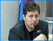 ></p><p class=c_tn>Искусство поможет в борьбе с наркоманией. Такого мнения придерживаются именитые артисты и режиссеры. Сегодня в Иванове в рамках Российского фестиваля «Культура против наркотиков» заседал круглый стол, где обсуждали ситуацию с распространением наркотиков. В нем приняли участие руководство Российского фонда культуры, руководитель имперского русского балета Гедиминас Таранда, актриса Татьяна Захарова, а также представители ивановских властей и областного управления наркоконтроля.</p><p class=c_tn>Планировалось, что в составе гостей в Иваново приедет и кинорежиссер Никита Михалков. Но видимо помешала большая занятость. Те, же, кто приехал, сразу обозначили свои позиции. По мнению гостей, культура может стать серьезным барьером на пути подростков к наркотикам. Театральные постановки и выступления симфонических оркестров, уверен генеральный директор российского фонда культуры Отан Асылкожаев, помогут детям понять, что быть талантливым - это престижно. Ожидаемый результат - увлеченность подрастающего поколения искусством. </p><p class=c_tn> «Мы все прекрасно понимаем, что ребенок увлеченный, занимающийся в студиях, во дворцах пионеров - он не на улице. У него появляется шанс не попасть под влияние той грязи, которая сегодня. Это не наше, это идет из вне» -  сказал генеральный директор Российского фонда культуры Отан Асылкожаев.</p><p class=c_tn>Организаторы фестиваля не без гордости представили участникам круглого стола антинаркотические и антиалкогольные ролики, которые были признаны лучшими на выставке Российского студенческого фестиваля социальной рекламы. Эту выставку деятели искусств также считают серьезным шагом на пути к победе. Демонстрация рекламных продуктов вызвала недоумение члена областного Правительства Романа Ефремова. По его мнению, никакие выставки не помогут, когда с тех же кино и телеэкранов негатив льется потоком. У самой молодежи пользуются популярностью передачи и фильмы далеко не духовные по содержанию. Заслуженный артист России Гедиминас Таранда, подхватил тему невысокой эффективности точечной борьбы. По его мнению, то, что проблема наркомании обсуждается без участия самих подростков, - это более чем неправильно. </p><p class=c_tn>«Мы должны понимать эти 15-16-летних, чем дышат, чего хотят. Вот они должны сидеть. Сказать:Вот знаете, что дорогие наши 40-летние, 30-летние. Вы от нас так далеки, потому что вы занимаетесь своим бизнесом, пытаетесь спасти семьи от нищеты и т.д. Они должны быть в этой проблеме, целиком, вместе с нами» - сказал заслуженный артист России Гедиминас Таранда.</p><p class=c_tn>В итоге дискуссий пришли к выводу, что культура и проблема распространения наркомании в чем-то даже близки. И той и другой государство оказывает мало внимания, в том числе в плане финансирования. </p><p class=c_av>Олеся Чирко</p>
	
		<div class=