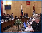 ></p><p class=c_tn>Инвестору должен стать более понятен механизм прохождения согласований в правительстве региона. С этой целью сегодня на очередном заседании совета по размещению производительных сил и инвестиций обсуждали порядок рассмотрения инвестиционных проектов на территории области. По мнению губернатора, схему необходимо сделать еще проще. Также на заседании были рассмотрены предложения от 4 инвесторов, в том числе от компании «МакДональдс».</p><p class=c_tn>До сих пор инвесторы путаются, как и к кому обращаться с предложениями. Чтобы сделать процедуру продвижения и принятия проектов внятной, было решено составить положение, которое четко бы ее расписывало. Представленная схема показалась короткой и простой, но губернатор счел и ее недостаточно понятной.</p><p class=c_tn>«От квадратика к другому квадратику идет стрелочка. И все становится понятно. И самое главное, инвестору понятно. Я просил даже вычеркнуть многие вещи, которые на самом деле лишние. Инвестору неинтересно, что мы будем делать внутри», - сказал губернатор Ивановской области Михаил Мень.</p><p class=c_tn>Одним из первых проектов, который будет проходить по понятной геометрической схеме, станет «МакАвто». Ресторан для обслуживания клиентов прямо в автомобилях предлагает создать «МакДональдс». По словам губернатора, приход этой сети в регион будет означать признание определенного уровня территории. Сами фастфудовцы уверяют, что 77 российский «МакАвто» придется в Иванове ко двору.</p><p class=c_tn>«В доказательство высокого качества наших продуктов могу привести такие данные. До того момента, как покупатель купит БигМак, этот продукт пройдет 98 проверок», - заверил представитель по недвижимости ООО «Макдональдс» в России Денис Дакукин.</p><p class=c_tn>Еще одним плюсом этого проекта можно назвать зарплату сотрудников. При плановой рентабельности в 15% будет предлагаться среднее жалованье в 15 000 рублей. Единственное «но», которое обсудили особо, это выбор площадки под авторесторан. Есть три варианта. У наиболее приемлемого для компании - напротив памятника Героям фронта и тыла - якобы существует некий политический минус: ресторан американский - герои наши. Однако зам. председателя правительства Дмитрий Михеев возразил - США всегда были нашими союзниками. Во второй мировой и не только. </p><p class=c_tn>Михаил Мень подытожил - если политический вопрос все же возникнет, обратимся в общественную палату. А «МакДональдсу» в Иванове быть. </p><p class=c_av>Сергей Хохлов</p>
	
		<div class=