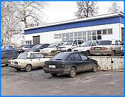 ></p><p class=c_tn>Территориальное управление Ростехнадзора продолжает серию проверок на предприятиях автосервиса. Сегодня инспекция в сопровождении журналистов побывала на 4 объектах. Нарушения выявлены везде. Однако выяснилось, что сил у Ростехнадзора на всю область недостаточно.</p><p class=c_tn>На первый объект, расположившийся в 10 метрах от проспекта Ленина, обратил внимание не кто иной, как сам начальник Ростехнадзора Александр Канаев, чей дом находится неподалеку. Он предположил, что это автостоянка и даже по внешнему виду ясно, что здесь не все в порядке с документами. Инспектора и  журналистов встретил лай  злой собаки. </p><p class=c_tn>Наконец, представлять интересы своей организации вышел охранник. Из разговора с ним выяснилось, что это не стоянка, а авторынок. Насчет разрешительных документов и где находится начальство он, естественно, не в курсе. Инспектор Тамара Яковлева говорит, что такие объекты в Иванове и области встречаются довольно часто.  </p><p class=c_tn>Типичный пример российского бизнеса. Раз дощечка, два дощечка - готов забор. Две собаки, ставка сторожа и продавца консультанта, и авторынок в центре города практически готов.</p><p class=c_tn>Теперь в управлении Ростехнадзора будут ждать представителей авторынка с разрешительными документами. Затем инспекцию ждал совершенно другой прием. Владелец автокомплекса на улице Фрунзе сам вышел к инспектору и охотно дал все пояснения. Признал, что на некоторые  объекты действительно разрешений пока нет, но все находится в процессе и вскорости будет готово. Тем не менее, его тоже ждут разбирательства в управлении. Следующий визит журналисты оценили как исключительно смешной. К проверяющей вышла, некто Маргарита Виссарионовна, которая не назвала ни свою фамилию, ни должность. Видимо, она не сразу поняла, кто здесь задает вопросы.</p><p class=c_tn>В случае, если хозяева проверенных объектов не предоставят требуемые разрешительные документы, их деятельностью заинтересуется природоохранная прокуратура. В качестве наказания  нарушителей ждет крупный штраф, приостановка работы. Высшая мера - уголовное дело по статье «незаконное предпринимательство».  Когда на всех предприятиях области будет наведен экологический порядок, сказать сложно. Во-первых, система получения информации о подозрительных объектах явно слаба. Инспекторы выезжают на основании обращений граждан и собственных наблюдений. </p><p class=c_tn> «Едешь по городу, смотришь - какая-то новая появилась организация, т.е. смотришь по своему каталогу: если есть они у нас в списках, значит, никаких претензий нет. Если в списках мы у себя не обнаруживаем, значит, у нас возникают сомнения о законности существования этих объектов» - сказала главный инспектор отдела экологического надзора управления Ростехнадзора Тамара Яковлева.</p><p class=c_tn>Вторая причина, по которой нарушители, особенно в районах, могут спать относительно спокойно. Штат отдела по экологическому надзору - 5 человек, включая начальника. Поле деятельности - все предприятия области. </p><p class=c_av>Сергей Хохлов</p>
	
		<div class=