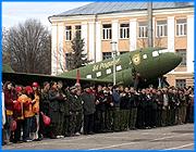 ></p><p class=c_tn>Сегодня дети со всей Ивановской области съехались на аэродром Северный. Здесь  прошла военно-патриотическая игра «Зарница». Это уже 2 такое массовое состязание в губернии в постсоветский период, и организаторы подчеркивают, что возрожденная Зарница теперь будет традиционной.</p><p class=c_tn>«Зарницы» в Ивановской области изначально имели ярко-идеологизированную окраску, статус родины первого совета обязывал. В них участвовали все школы и организации. Излюбленным местом для областных игр был Шуйский район. Нередко мероприятия были многодневными с присущей Зарнице романтикой костров и пионерских палаток. Что же касается воспитания воинских навыков, то дело с этим обстояло гораздо лучше: денег на спецэффекты не жалели.  Организаторы сегодняшней игры искренне ностальгируют по той эпохе.</p><p class=c_tn>«Часто, как в истории России уходим то вправо, то влево, и никак не чувствуем центра. Я считаю лично, что очень плохо, что отменили пионерские организации, комсомольские организации, дети вышли на улицу, процветает наркомания» - сказал зам. нач. центра боевого применения и переучивания летного состава Владимир Чеботарев.</p><p class=c_tn>Участники настроены по-боевому. Командам из двадцати двух районов губернии предстояло за отведенное время облачиться в походную форму, пробежать эстафету и даже кинуть гранаты, правда, искусственные. Некоторые испытания дались с трудом, но азарта участникам было не занимать. Они считают, что  «Зарница» нужна, но зачем - представляют смутно.</p><p class=c_tn>По мнению организаторов, современной зарнице не хватает инициативности и хороших руководителей. Праздник из военно-патриотического превратился в спортивный, что сказалось даже на подборе участников.</p><p class=c_tn>«Это спортсмены, легкоатлеты, поэтому первое, что мы предъявляем, первое требование - это увлечение спортом» - сказал преподаватель ОБЖ, шк.№1 г. Кинешма Ольга Морохова.</p><p class=c_tn>Власти полагают, что «Зарницы» помогут направить молодежь в патриотическое русло и даже готовы финансово поддержать эти состязания в будущем. </p><p class=c_tn></p><p class=c_tn></p><p class=c_tn></p><p class=c_av>Наталья Мозилова</p>
	
		<div class=