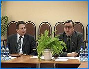 ></p><p class=c_tn>До конца текущего года около 90 семей инвалидов и участников войны губернии смогут улучшить свои жилищные условия. Эта перспектива сегодня обсуждалась на совещании руководителей органов социальной защиты населения городов и районов области. Деньги на получение жилья из федерального бюджета давно поступили.</p><p class=c_tn>Участники войны, инвалиды, а также семьи, имеющие детей-инвалидов, которые встали на очередь до 1 января 2005 года, теперь могут реально рассчитывать на получение жилья. Раньше эти категории льготников были закреплены за муниципиями, а потому стояли в очередях годами, говорят работники социальной сферы. С этого года жилье для инвалидов и участников войны будет покупаться на федеральные деньги. Соответствующее постановление Правительство страны приняло еще в конце прошлого года. Разработка необходимых законов  в губернии затянулась до октября. Теперь социальной защите придется еще поломать голову, как до конца года израсходовать поступившие из государственной казны деньги - свыше 16 миллионов рублей. Этих денег, по подсчетам чиновников, должно хватить на то, чтобы улучшить жилищные условия примерно 90 из более, чем тысячи семей-очередников.</p><p class=c_tn>«Мы оперативно проводим это совещание с нашими работниками органов социальной защиты. Хотя на местах они не будут уполномоченными органами в решении этого вопроса. Но мы их привлекаем, чтобы быть более оперативными в решении этого вопроса. И до конца года максимальное количество средств освоить и людей обеспечить жильем» - сказал зам. председателя областного комитета по социальной защите населения Николай Гудков.</p><p class=c_tn>Оживленное обсуждение вызвал и вопрос о порядке присвоения званий «Ветеран труда» и «Ветеран труда Ивановской области». Соответствующий закон областная дума  приняла в 19 октября. Сейчас документ направлен губернатору на утверждение. Закон предусматривает, что для получения званий в том числе необходим определенный для каждого случая общий стаж работы. При этом на статус ветерана могут рассчитывать и те, кто работал в фирмах, которые не перечисляли деньги в пенсионный фонд. Стаж можно подтвердить, например, трудовой книжкой. В стаж также включаются периоды ухода за ребенком, прохождение военной службы и ряд других. Вскоре перечень этих периодов может быть расширен.  </p><p class=c_tn>«Не включается пока в настоящее время и период, когда один из супругов, по-русски говоря, в дальнем гарнизоне не мог трудоустроиться. Мы этот страховой стаж для начисления пенсий этот период тоже не включаем. Но знаю, что в Госдуме федерального собрания сейчас имеется законопроект» - сказал зам. управляющего областным отделением пенсионного фонда Михаил Болдин.</p><p class=c_tn>Неизменными в следующем году останутся условия проезда льготников в транспорте. Талонные книжки будут продавать в тех же точках и по той же цене.  По заверению руководства комитета социальной защиты, неиспользованные в этом году талоны, будут действительны и в следующем. </p><p class=c_av>Олеся Чирко</p>
	
		<div class=