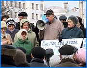 ></p><p class=c_tn>Ивановские инвалиды сегодня провели митинг на площади Революции. Они потребовали от властей разобраться, почему суд отнял у них право на льготу, которое ранее сам же и присудил. Речь идет о порядке начисления 50-% скидки при оплате жилищно-коммунальных услуг. </p><p class=c_tn>На митинг собрались около полусотни человек - вероятно, проблемы со здоровьем помешали инвалидам активней мобилизовать свои ряды. Суть истории о том, как суд дал, а потом взял, вкратце такова. В сентябре прошлого года Ленинский суд своим решением обязал МПЖХ начислять инвалидскую льготу по оплате коммунальных услуг  исходя из всей площади, а не из так называемой социальной нормы. Применение этой нормы в прежние годы было признано незаконным, и коммунальщиков заставили сделать перерасчет и вернуть инвалидам переплату. Это решение поддержала и областная инстанция. Однако в июле года текущего по иску МПЖХ тот же Ленинский суд принял совершенно обратный вердикт. Инвалидов такой поворот на 180 градусов застиг врасплох. </p><p class=c_tn>«Я уже удивилась. Я всегда вот за лето – июнь-июль - платила 400 рублей, и вдруг мне приносят 607 рублей. Я пошла в ЖКО, а мне в ЖКО: «А вы почитайте, отменили закон-то ваш!» И на 200 рублей у меня выросла квартплата, а моя пенсия составляет 1600. Это только отопление 600 рублей, а плюс еще газ, вода! Я почти всю пенсию отдаю, у меня остается где-то 500 рублей. И мне на 500 рублей приходится жить» - рассказала инвалид 2-й группы Нелли Масленникова.</p><p class=c_tn>«Социальная норма», по словам инвалидов, это настоящая удавка. Правозащитники в шоке: что это за суд, если он отменяет собственные постановления. Некоторые и вовсе посчитали, что июльское решение Ленинского суда политическое.</p><p class=c_tn>«И что самое обидное, что директор МПЖХ - это депутат Ивановской городской думы. И, по сути, возникает подозрение, что, не городская ли дума пожелала, чтобы поправить немножко бюджет, а точнее - чтобы не тратить бюджет на инвалидов, пусть они там расхлебывают сами этот вопрос, как хотят» - сказал член инициативной группы Александр Кротов.</p><p class=c_tn>Представители власти не уклонились от разговора с митингующими, признав, что часть претензий справедлива и обоснованна.</p><p class=c_tn>«Вопросы, касающиеся этого митинга, они, безусловно, вопросы к прокуратуре. Мы обратимся совместно с областной думой в прокуратуру, чтобы они в качестве надзора все-таки проверили эти решения судов, потому что, действительно, люди возмущены и иногда, наверно, заслуженно» - объяснил председатель городской думы Вячеслав Сверчков.</p><p class=c_tn>По итогам митинга собравшиеся приняли резолюцию. Сейчас этим людям есть смысл поторопиться. В ленинском суде слушается дело, по которому инвалидов, скорее всего, обяжут вернуть МПЖХ деньги, полученные в результате перерасчета. По беглой оценке, каждому льготнику придется выложить из кармана от 6 до 14 тысяч рублей. </p><p class=c_av>Дмитрий Попов</p>
	
		<div class=