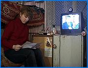 ></p><p class=c_tn>Подведены итоги областного конкурса на лучшее студенческое общежитие. Победило общежитие № 4 Ивановского Государственного Университета. В списке победителей значатся общежития Шуйского педагогического университета, ивановского химико-технологического университета и медицинской академии.</p><p class=c_tn>Безопасность студентов - одно из основных требований конкурсной комиссии. Вахта называется по-военному - КПП и пройти здесь непросто. Всем такая осторожность понятна, и никто особо не протестует - в общежитии много иностранных студентов. Всего требований на конкурсе десятки: наличие кухни, душа, туалетов - все на определенное количество человек, по нормативу. В «четверке», по мнению комиссии, все выполняется на «отлично», есть даже игровая комната для детей студентов и преподавателей. Но, кроме банальных коммунальных условий, в общежитии - лауреате не забывают и про досуг студентов. Роль массовиков-затейников взяла на себя молодежь из студсовета. По словам активистов, совместный отдых  реально помогает сгладить межнациональные конфликты.</p><p class=c_tn>«Это самая лучшая форма сближения иностранных студентов и русских студентов, всем известно, что у нас больше, наверное, 30% в этом общежитии являются студенты иностранные студенты, поэтому мы считаем, что творческая форма больше сближает,  делает отношения теплее и вообще, это приятное время препровождения» - сказала студентка ИвГУ Галина Мальцева.</p><p class=c_tn>В двух шагах от победителя стоит еще одно общежитие госуниверситета - первое. За год вялотекущего ремонта в общежитии открылись новые кухни, душ и комната отдыха, правда, пока не функционирующая. Видя постоянные перерывы в ремонтных работах, студенты поговаривают, что в пору коммунального рая  жить им здесь не придется. Но тем не менее, чувствуют свою ответственность за состояние общежития.</p><p class=c_tn>«Скорее всего, это даже, наверно, зависит от наших сожителей, то есть так же от наших студентов, которые здесь живут. Я считаю, что если даже посмотреть на стены, которые здесь разрисовать - все зависит от студентов. Но еще, может быть, не хватает спонсоров для нашего университета, для нашего общежития» - сказала студентка ИвГУ Ольга Куликова.</p><p class=c_tn>На конкурс ВУЗ может представить только одно общежитие. Причем, оно не должно быть лауреатом предыдущего года. Студенты первого общежития рассчитывают, что руководство университета выдвинет их дом на конкурс в следующем году. Но для победы придется сильно постараться. </p><p class=c_av>Наталья Мозилова</p>
	
		<div class=
