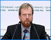 ></p><p class=c_tn>Ивановские национал-большевики ищут защиты в областной комиссии по правам человека. Этот любопытный факт был озвучен на сегодняшней пресс-конференции председателя комиссии Романа Ефремова. А вот руководство национальных диаспор, как выяснилось, пока не воспринимает всерьез вновь созданный орган.</p><p class=c_tn>Мы нацелены на решение системных вопросов, обрисовал задачу комиссии Роман Ефремов. Болевых точек масса, но главный фронт работ планируют сосредоточить там, где нарушаются права инвалидов, пожилых граждан, детей. При этом комиссия отнюдь не правозащитная организация и не занимается защитой интересов конкретных людей в суде - юристы в ее штате не предусмотрены. Зато здесь обещают проконсультировать и переадресовать в нужную инстанцию. Наша главная задача - понудить административные структуры по совести нести свои обязательства перед населением, говорит председатель комиссии, и видно, что он полон решимости. </p><p class=c_tn>«Мне в свое время, когда меня назначили председателем комиссии по правам человека, Ольга Анатольевна Хасбулатова сказала мне: «Представляешь, какая это нагрузка! Ведь нарушения прав человека - это вообще всё, что происходит у нас в стране». Всё можно воспринять как права человека. Ты пришел, тебя не посадили на маршрутку, например, - это нарушили твои права на переезд» - сказал председатель комиссии по правам человека Роман Ефремов.</p><p class=c_tn>С начала работы комиссии в нее поступило около 60 письменных обращений, и еще 75 человек побывали на приеме. Пишут в основном из мест лишения свободы. А на прием чаще приходят с жалобами на нарушения трудовых норм и коммунальные проблемы. В последнее время поступали обращения и от грузин. Правда, в частном порядке. Национальные диаспоры пока не восприняли комиссию как серьезного партнера. Проблемы, связанные с миграционным законодательством, существуют не первый год и диаспоры, по словам Ефремова, уже наработали собственные методики защиты своих прав. Преодолеть эту привычку получится не сразу. Но, похоже, люди самых разных социальных и политических взглядов готовы вполне серьезно искать у комиссии защиты. Как доказательство - в новый орган с жалобой обратились два местных национал-большевика. Их задержали, когда они собирались отправиться на партийную конференцию в Москву. </p><p class=c_tn>«Они, когда уже собирались ехать, одного около киоска возле его дома, когда он обратился за сигаретами, взяли - как будто бы он матерился ему вменили, сутки его продержали в милиции. А другого, когда он уже стал садиться в автобус, тоже взяли сотрудники милиции. Его обвинили в неподчинении законным действиям милиционера. Его продержали двое с половиной суток. На конференцию они не попали» - сказал отв. секретарь комиссии по правам человека Сергей Вальков.</p><p class=c_tn>Исключительно мирные люди, мухи не обидят, отозвался о пострадавших Сергей Вальков. Очевидно, что недостатка в нагрузке у комиссии не будет. Сможет ли пересилить административную косность орган, который сам, по сути, является административной структурой, покажет время.  </p><p class=c_av>Дмитрий Попов</p>
	
		<div class=