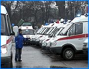></p><p class=c_tn>К жителям области он обратился во время сегодняшнего визита, главной частью которого стала передача лечебным учреждениям региона автомобилей скорой помощи. О мерах по улучшению демографической ситуации министр говорил особо. </p><p class=c_tn>За полчаса до прибытия Зурабова бульвар Кокуй стал одним большим автопарком. 67 автомобилей поступили в рамках нацпроекта «Здоровье». И если национальный проект  - это скорая помощь всей российской системе здравоохранения, то ивановские медики должны были сегодня ощущать себя, как минимум, на грани выздоровления. Водители, которым предстояло сесть за баранку новеньких «Газелей», любовались транспортно-медицинским великолепием. Счастье могло быть более полным, говорили они, если бы вместе с автопарком росла водительская зарплата, а дефицит водительских кадров не ставил под угрозу саму работу скорой помощи.</p><p class=c_tn>«Сейчас просто нейдут, молодежь нейдет. Или приходят - 2-3 месяца какой-то стаж наработают просто и уходят. Тут просто наработка стажа какая-то получается. И конечно, вот старых малость остается водителей, а молодежь не хочет идти. У старых, конечно, зарплата чуть побольше, а у молодежи совсем зарплата маленькая» - сказал водитель станции скорой помощи г. Иваново Александр Абрамычев.</p><p class=c_tn>Но о проблемах сегодня старались не думать. На церемонии передачи автомобилей губернатор Михаил Мень говорил, что нынешний день - знаковый. Принимая благодарности, Зурабов подчеркнул, что это не акция, тем более не политическая акция, а определенный этап работы. Министр выразил надежду, что поставки медоборудования вскоре станут рядовым событием, и никому уже не придется специально за это кого-то благодарить. В будущем году объем федеральной помощи региону вырастет на 25 - 30 миллионов. Больше будет и санитарного транспорта, и новой медтехники, в том числе для укрепления первичного звена службы родовспоможения. Об улучшении демографической ситуации Зурабов сказал особо. Его ведомство пока не удовлетворено темпами рождаемости в регионах. Поправить ситуацию призвана президентская инициатива по стимулированию рождения второго ребенка. Министр прямо призвал ивановцев рожать </p><p class=c_tn>«Я вообще сторонник высоких темпов, особенно в этом вопросе. Думаю, что по темпам рождаемости мы должны опередить темпы роста ВВП - это наша кардинальная задача» - добавил министр здравоохранения Михаил Зурабов.</p><p class=c_tn>В абсолютных цифрах это выглядит так - за 2 - 3 года страна должна выйти на уровень рождаемости в 250 - 300 тысяч человек ежегодно. Уже в областном правительстве, отвечая на вопрос журналистов о том, позаботится ли государство о водителях скорой помощи и поварах в роддомах, которые уходят с работы из-за низких зарплат, Зурабов сказал, как отрезал.</p><p class=c_tn>«Согласитесь, если мы будем заниматься проблемой - чрезвычайно важной, потому что у меня у самого есть кулинарное образование, - но поваров, я думаю, что мы навряд ли сможем справиться с тем объемом задач, которые Президент перед нами постоянно ставит. Поэтому думаю, что это проблема муниципалитета» - сказал Михаил Зурабов .</p><p class=c_tn>Будущий год в губернии ее руководство уже намерено объявить годом здравоохранения. Власть региона это ко многому обяжет. Возможно, и зурабовские «темпы»  нам окажутся по плечу, ведь за демографическую ситуацию в Ивановской области теперь в каком-то смысле отвечают лично губернатор и вся его команда. </p><p class=c_av>Дмитрий Попов</p>
	
		<div class=