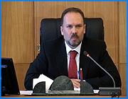 ></p><p class=c_tn>Одинокие пенсионеры  и инвалиды  в следующем году могут не получить материальную помощь от Пенсионного фонда на газификацию. Такое предположение высказала на сегодняшнем заседании правительства области заместитель губернатора Ольга Хасбулатова. Фонд прекратит выплаты, если средства на материальную помощь, выделенные в году текущем, не будут израсходованы полностью. </p><p class=c_tn>Правительство озадачено социальной помощью малоимущему населению и неработающим пенсионерам. Все упирается в средства. Малоимущие семьи в этом году, уже получили по 513 рублей. Деньги дали только тем, кто имеет несовершеннолетних детей. Другие, выплаты не получившие, остались не довольны. Чиновники утверждают: денег на всех не хватит,  а выплаты распределяются по новому адресному принципу.</p><p class=c_tn>«Адресная поддержка в любом ее проявлении - это честно. Потому что если поддержка идет по категориям, то под эту поддержку попадают люди, которые отнюдь не нуждаются в этой поддержке» - сказал губернатор Ивановской области Михаил Мень</p><p class=c_tn>С одинокими пенсионерами и инвалидами, ожидающие прокладки газопровода к их личным домовладениям  - ситуация обратная. Деньги есть. Федералы в этом году на газификацию выделили в 2 раза больше обещанного: не 4, а 8 миллионов рублей. Половина средств уже пришла. Как их быстро израсходовать - вот в чем вопрос для муниципальных образований.</p><p class=c_tn>Областные чиновники предполагают, что именно главы тормозят газификацию. Многие объекты в муниципальных образованиях газифицируют  только в октябре - декабре этого года, документы по ним будут оформлены  после Нового года. Средства Пенсионного фонда окажутся официально не освоенными.</p><p class=c_tn>«Пока мы не израсходуем первые 4 миллиона, нам не выплатят вторые 4 миллиона и мы оказались в полной зависимости от глав Муниципальных образований и тех структур, которые работают по газификации в тех или иных направлениях» - сказала заместитель губернатора Ивановской области  Ольга Хасбулатова.</p><p class=c_tn>В следующем году пенсионеры и инвалиды, которым обещаны деньги на газификацию, в худшем случае останутся ни с чем. В случае решения непростой проблемы, им выплатят не 14, а 30 тысяч рублей. Двукратное увеличение материальной помощи обещает областное Правительство. </p><p class=c_av>Мария Покровская</p>
	
		<div class=