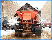 ></p><p class=c_tn>Снег, падающий уже несколько дней, стал большой проблемой для ивановских автолюбителей. Сначала движение затруднял гололед, теперь водители сетуют на слякоть, которая образовалась в результате посыпки проезжей части пескосоляной смесью. Сразу вывозить жижу с дорог, уверяют сотрудники управления благоустройства, не позволяет несколько причин, в том числе недальновидность водителей. </p><p class=c_tn>Падающий с завидной периодичность снег для одних ивановцев в радость, для других - головная боль. Водители сетуют на то, что сначала на дорогах был гололед. После того, как в борьбу со снегом вступили коммунальные службы, проезжая часть покрылась грязной жижей. Водители говорят, что и такое состояние дорог для езды - не лучший вариант.</p><p class=c_tn>Но, как выясняется, слякоть - это часть технологии. Под действием пескосоляной смеси укатанный снег должен сначала превратиться в жижу, только затем ее сгребают и вывозят за город. Правда грейдеры и самосвалы выходят на улицы поздно вечером и даже ночью. Проводить работы днем, поясняют чиновники, не позволяет ряд причин, в том числе большой поток транспорта и неискоренимые привычки водителей.</p><p class=c_tn>«Большое количество автотранспорта припарковано у обочин проезжей части. В дневное время он как бы помешал бы производить работы» - сказал начальник отдела по благоустройству г. Иваново Сергей Рощин. </p><p class=c_tn>Ежедневно на дорогах Иванова работают почти 30 единиц техники. Комбинированные машины одна за другой загружаются пескосоляной смесью. В день из запасников на улицы областного центра ее вывозится порядка 500 тонн. Но и здесь не обходится без сложностей. По словам сотрудников СМП по уборке города, в последние дни выпало очень много снега. На улицах часто возникают пробки и происходят автомобильные аварии.</p><p class=c_tn>«Очень сложно добираться до маршрута посыпки. И вместо положенных 40 минут, на один рейс затрачиваем до 2,5 часов. Я думаю, что сотрудники ГАИ могли бы, конечно, поспособствовать. И побольше техники надо» - сказал мастер СМП по уборке города Роман Карныш.</p><p class=c_tn>Тем временем вопрос с обеспечением техникой этой зимой не будет стоять так остро, как прежде. В текущем году парк спецтехники СМП уже пополнился более чем на 20 единиц. Так что снег, уверяют чиновники, будет убираться везде и вовремя. За исключением тех мест, где ему лежать положено. Например, на площади Ленина. Здесь белая гора, скорее всего, останется до Нового года. Городские власти не исключают, что сделают из нее ледяную горку. </p><p class=c_av>Олеся Чирко</p>
	
		<div class=