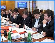 ></p><p class=c_tn>Если прогноз экономического развития области на ближайшие годы сбудется хотя бы наполовину, это будет счастье. Так прокомментировал спикер областной думы Андрей Назаров взгляды департамента экономического развития на будущее региона, озвученные на пленарном заседании регионального парламента. Однако многие цифры доклада показались другим депутатам чересчур оптимистичными.</p><p class=c_tn>Ожидалось, что заседание пройдет по другому сценарию. Ходили упорные слухи, что будет поставлен вопрос о доверии действующему спикеру. Однако представление не состоялось. Возник другой слух - что оно отложено из-за болезни организатора. Главным вопросом стало принятие бюджета и обсуждение прогноза экономического развития региона. Будущее губернии предсказывал исполняющий обязанности начальника департамента экономического развития Андрей Симичев. Средняя зарплата, согласно прогнозу, уже в следующем году превысит 10 тысяч рублей. Развитие промышленности позволит удваивать валовой продукт. Прогнозные цифры инфляции вызвали улыбки депутатов. В 2007 году – 8 %. Дальше – меньше 5 и 6. Андрею Симичеву пришлось обосновывать выкладки своего департамента. </p><p class=c_tn>«Зарплата на вновь создаваемом производстве, когда приходит стратегический инвестор, и мы на это дело рассчитываем. Они на уровне в 2-3 раза больше» - сказал и.о. начальника областного департамента развития и торговли Андрей Симичев. </p><p class=c_tn>После депутатских вопросов выяснилось, на среднюю зарплату почти 400 тысяч тружеников должны повлиять 7 тысяч новых рабочих мест. Это если придут инвесторы. Здесь удар по голубой инвестиционной мечте правительства нанес вице-спикер Евгений Нестеров. А придут ли они в предполагаемых количествах - спросил он.</p><p class=c_tn>«Большинство инвестиционных программ в прогнозе социально-экономического развития носят совершенно декларативный характер. Т.е. есть программы, в которых мы заключили определенные соглашения, есть программы, которые только в протоколах о намерениях» - сказал заместитель председателя областной думы Евгений Нестеров.</p><p class=c_tn>В кулуарах звучало слово «маниловщина». Однако прогноз - документ приблизительный и не является прямым руководством к действию, депутаты его приняли к сведению. Тут же был принят в первом чтении бюджет. С учетом практики прошлых лет, когда налоговые поступления превышали план, добавили в строку доходы еще 100 миллионов. Поправки в бюджет текущего года подтвердили обоснованность этого шага. Превышение плана составило 300 миллионов рублей. Поэтому оптимизм сегодняшнего прогноза возможно, не так уж и завышен. </p><p class=c_av>Сергей Хохлов</p>
	
		<div class=