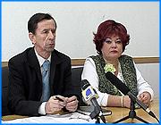 ></p><p class=c_tn>В Иванове более чем достаточно магазинов, торгующих некачественной бытовой техникой и сотовыми телефонами. Такую информацию озвучили на встрече с журналистами городские чиновники и депутаты Они сообщили, что именно качество аппаратуры вызывает у ивановцев больше всего нареканий.</p><p class=c_tn>Ивановский покупатель, оказывается, всегда прав, но только часто об этом не знает. Эту мысль пытались донести сотрудники городского управления потребительского рынка и услуг на встрече с журналистами. Если ивановец, по словам заведующего отделом защиты прав потребителей Александра Коновалова, разбил бутылку водки, стоящую на витрине магазина, но вину не признал,  то платить он не должен. А о технике и сотовых телефонах, на качество которых больше всего жалуются жители, и говорить нечего. Их нужно проверять в магазине не отходя от кассы. Иначе ивановец, обольщенный торговыми менеджерами, привезет домой с виду новый, но сломанный утюг или работающую с перебоями стиральную машину.</p><p class=c_tn>«И такое часто было, в частности с магазином «Эльдорадо», когда купили телевизор, а включили дома - он уже не работает, функции отсутствуют напрочь. Когда вернулись в магазин и сказали -  так и так, не работает - давайте посмотрим, проверим. Посмотрели телевизоры, которые у них стояли на витрине - тот же самый дефект. И заявление сотрудников магазина было интересным: вы не обращайте внимания, что в паспорте написано» -сказал заведующий отделом защиты прав потребителей  администрации г. Иванова Александр Коновалов.</p><p class=c_tn>Жалуются ивановцы чиновникам и  на некачественные продукты питания. На  водку, которая по факту оказывается техническим спиртом, на молоко из фляг, хорошо разведенное водой, на хлеб, который быстро черствеет, на частников, которые продают населению гнилой картофель.</p><p class=c_tn>«Уехав, не взяв документы, что за организация, с какого хозяйства этот картофель был, люди сталкиваются с тем, что когда начинают растаривать эти мешки, счастливые своей покупкой, оказывается, что там половина или земли или картофель, который они купили начинает усиленно гнить» - добавил Александр Коновалов.</p><p class=c_tn>Питаться  в ивановских закусочных, столовых и ресторанах, оказывается, тоже не безопасно. Это показали многочисленные рейды под руководством небезызвестного депутата Татьяны Гейстер. Ей удалось обнаружить в городских пунктах питания жульен и хлеб, хранящиеся в морозилке, пережаренную до углей речную форель в тарелке посетителей, расчески с волосами и щипцы для завивки локонов рядом со столовыми кастрюлями. Она пообещала, что и без того нередкие проверки этих точек станут еще чаще. </p><p class=c_tn></p><p class=c_tn></p><p class=c_tn></p><p class=c_av>Мария Покровская</p>
	
		<div class=