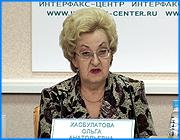 ></p><p class=c_tn>Со следующего года демографическая ситуация в губернии скорее всего начнет меняться в лучшую сторону, уверены областные чиновники. Причина оптимизма - расширение перечня выплат и увеличение сумм, положенных родителям на воспитание ребенка. Ежемесячное пособие теперь будут получать и неработающие женщины. Об этих и других нововведениях, которые вступят в законную силу со следующего года, сегодня  на пресс-конференции рассказала заместитель председателя правительства области Ольга Хасбулатова</p><p class=c_tn>Первая тема обсуждения - принятый областной Думой закон о присвоении звания ветеран труда Ивановской области. Сегодня документ был опубликован в газетах, и через 10 дней вступит в законную силу. Он позволит вступить в ряды ветеранов, а соответственно претендовать на соответствующие льготы, тысячам пенсионеров области. Председатель комитета по социальной защите населения Ирина Эрмиш предполагает, что 19 ноября к ним выстроятся очереди. Но ажиотажа не будет, уверена она. </p><p class=c_tn>«Если сравнивать работу органов социальной защиты 95 года, когда только что закон вышел, вступил в силу по присвоению звания ветеран труда. Тогда количество человек было огромное, тогда приходили сотни тысяч человек. Здесь с 13 тысячами  проблем не будет» - сказала председатель областного комитета по социальной защите населения Ирина Эрмиш.</p><p class=c_tn>Большое внимание, обещают чиновники, со следующего года будет уделяться демографической ситуации. К уже существующим выплатам добавятся новые. Среди них - 250 тысяч рублей при рождении второго и последующих детей. Также начнут получать ежемесячные пособия по уходу за ребенком неработающие женщины. Сумма колеблется от полутора до трех тысяч рублей. Кроме того, значительно увеличатся единовременные пособия для семей, которые будут брать детей на воспитание. Новые виды выплат, уверены чиновники, придадут решимости молодым семьям.</p><p class=c_tn>«Одно дело, что мы увеличиваем выплату со 100 рублей до 130. И она не становится существенным дополнением к доходу, она незаметна. Другое дело - 8 тысяч, 3 тысячи, 4,5. При средней зарплате 5.600 - 6 тысяч. Это уже существенные эти выплаты, будут оказывать существенную роль» - сказала заместитель председателя правительство области Ольга Хасбулатова.</p><p class=c_tn>Однако чтобы молодые матери смогли получать все эти выплаты,  властям придется потрудиться. Деньги на пособия в основном пойдут из федерального бюджета. Для того, чтобы механизм заработал, придется на уровне области еще до конца года разработать соответствующий порядок и ряд документов. На вопрос журналистов, успеете ли, Ольга Хасбулатова ответила коротко: «Другого выбора нет». </p><p class=c_av>Олеся Чирко</p>
	
		<div class=