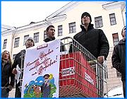></p><p class=c_tn>В свой профессиональный праздник многим милиционерам довелось получить не совсем обычные подарки. Комиссары молодежного движения «Наши» устроили у всех РОВД города массовые акции. Они поздравили стражей порядка и вручили им молоко за вредность. В ОВД Октябрьского района акцию довести до конца «Нашим» так и не удалось.</p><p class=c_tn>Около полудня к зданиям районных отделов внутренних дел вышли около 100 человек. Больше всего комиссаров, по неизвестной им самим причине, привлек почему-то Октябрьский РОВД. «Наши» выстроились цепочкой и звучно декларировали стихотворные поздравления, которые заставили милиционеров выйти из теплых кабинетов. В подарок комиссары принесли - молоко.</p><p class=c_tn>Молоко в качестве подарка было выбрано не случайно. За вредность - поясняли комиссары. При этом «вредность» они толкуют двояко.</p><p class=c_tn>«Милиционер - профессия все-таки очень вредная. Вредная во всех отношениях, потому что они в своей работе испытывают много очень негатива от людей. И в то же время так получается, что они сами иногда огорчают нас, вот» - сказала пресс-секретарь движения «Наши» Елена Сиднева.</p><p class=c_tn>О грустном «НАШИ» сегодня предпочли не говорить, а просто вручали подарки. Однако далеко не все милиционеры оценили рвение комиссаров. Самые ревностные блюстители порядка встали на защиту неприкосновенности служебного здания. Напомнив о том, что гулять по РОВД посторонним людям не пристало, непрошенных гостей препроводили на улицу. </p><p class=c_tn>«Это было все - таки рабочий день. И поэтому, мы сегодня были немножечко незваными гостями. Но я думаю, что 5 минут, которые мы им уделили сегодня, поздравили, им было приятно, несмотря на то, что были небольшие накладочки» - сказал комиссар движения «Наши» Павел Зудин.</p><p class=c_tn>Все молоко комиссары так и не успели раздать. Оставили коробку дежурному. Ему-то точно, шутили активисты, поделиться с коллегами напитком никто не запретит. </p><p class=c_av>Олеся Чирко</p>
	
		<div class=