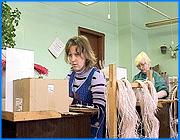 ></p><p class=c_tn>Сегодня отмечается международный день слепых. В Ивановской области сейчас живут около двух с половиной тысяч незрячих и слабовидящих людей. Большинство из них хотели бы работать, но трудоустроены лишь около половины. Для 180 инвалидов по зрению с  ивановского предприятия «Электро» этот день был обычным рабочим. Работники считают некорректной формулировку «день слепых».</p><p class=c_tn>Более половины работающих на предприятии - инвалиды по зрению. Рабочий день у них начинается  в 8:30 и считается закончившимся, когда выполнена норма. Руками незрячих делается все от вытачивания мельчайших деталей, до сборки и покраски светильников. В месяц можно заработать до 8 - 9 тысяч рублей. Работники предприятия считают себя людьми полноценными, и немного обижаются, когда их поздравляют с днем слепых. Ведь со сломанной ногой или рукой поздравлять не принято. Никакой иронии в том, что незрячие собирают лампы и другие осветительные приборы, здесь не усматривают. «Наверное, мы уже  к этому привыкли, и не чувствуем недостаток зрения. В работе всегда бывают какие-то сложности, но мы стараемся их преодолевать все вместе, общими усилиями» - сказала Татьяна Васильева</p><p class=c_tn>Александр Захаров потерял зрение, когда ему было 3 года. Говорит, что свет внутри человека гораздо важнее. Наверное, именно внутренний свет и заставил его сочинять музыку. После того, как для него исчезли краски мира, обострилось восприятие звуков и захотелось их создавать самому.</p><p class=c_tn>«Я люблю танцевальную музыку электрическую, вот. Музыкой я вообще давно занимаюсь. А вот как пошло развитие электронной музыки стили и направления, пришлось компьютер приобретать. Сейчас это стало доступно» - сказал Александр Захаров.</p><p class=c_tn>Предприятие считается успешным по ивановским меркам. По словам руководства, секрет кроется в умении выстраивать отношения с сотрудниками. Когда человек чувствует себя необходимым, даже в самых беспросветных ситуациях появляется выход. </p><p class=c_av>Наталья Мозилова</p>
	
		<div class=