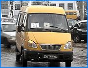 ></p><p class=c_tn>Уехать на работу и с работы в часы пик.  Такая проблема особенно остро встала сейчас перед пассажирами 17 маршрута в Иванове. Выясняется, что неравномерное распределение транспорта по маршрутам и по режиму работы характерна для всей маршрутной сети города. </p><p class=c_tn>Пассажиры 17 маршрута возмущены. Доехать с утра до работы и вернуться вечером домой целым и невредимым для них - непростая задача. В остальные часы возникают проблемы другого плана. Водители «Газелей» пытаются набрать как можно больше пассажиров, не считаясь с паспортной вместимостью машины.</p><p class=c_tn>Маршрут № 17 уже много лет считается проблемным. Длинные перегоны через частный сектор,  и малый пассажиропоток в дневное время делают его нерентабельным. В начале осени ПАТП-1 сняло 2 машины с этого маршрута, что еще больше обострило ситуацию. Одних газелей в утренние и вечерние часы явно не хватало. Их заменили 2 частных автобуса. Но в час пик уехать по-прежнему сложно. При этом днем маршрутки полупустые. Проблемы с перевозками  владельцы частного транспорта связывают с тем, что нет четкого расписания в работе малых автобусов. </p><p class=c_tn>«До сведения не до каждого пассажира доведен график работы наших автобусов, буквально месяц они работают, графики мы утрясали. Сейчас дело техники, просто напишем график, повесим на самых проблемных остановках и в автобусах. В автобусах они уже висят. Люди постепенно привыкают к этому, я думаю, что проблему часов пик мы снимем» - объяснила бригадир маршрута № 17 Наталья Петрова.</p><p class=c_tn>Городское руководство считает, что делает все от него зависящее для нормализации работы на этом маршруте. </p><p class=c_tn>«Я неоднократно в часы пик выезжал в местечко «Котельницы», одна из самых проблематичных остановок, беседовал с населением. Считаю, что качество обслуживания удовлетворительное» - сказал начальник комитета по транспорту и связям г. Иваново Михаил Березин.</p><p class=c_tn>Нерадостная  картина с перевозками также в Суховке и на проспекте Текстильщиков. Транспорта не хватает. </p><p class=c_tn>В Ивановской мэрии считают, что подобные проблемы вызваны преобладанием у частников желания заработать. Предполагается, что картина должна скоро измениться. Уже возвращены в муниципальный автопарк машин автобусы, ранее арендованные  ПАТП-1. Они начнут работу, как только будет набран штат водителей и кондукторов. Кроме того, в город поступят 15 автобусов, подаренных московским правительством. </p><p class=c_tn></p><p class=c_tn></p><p class=c_av>Елена Бедяева</p>
	
		<div class=