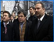 ></p><p class=c_tn>Первые дома микрорайона «Московский» в Иванове будут сданы в 3 квартале будущего года. А полностью строительство жилого комплекса планируют завершить к 2009 году. Это стало известно в ходе визита в Ивановскую область Михаила Балакина, руководителя одной из крупнейших строительных компаний России - СУ-155, которая в нашем регионе владеет Вичугским машзаводом, Кохомской Строммашиной, а также ивановской ДСК. Речь шла, в том числе о реализации нацпроекта по обеспечению доступным жильем. Губерния, как выясняется, избрана в качестве стартовой площадки для проекта.</p><p class=c_tn>Визит главы СУ-155, по большому счету, носил имиджевый характер и не обещал вылиться в какие-то новые соглашения. Свою среднесрочную стратегию компания в регионе давно сверстала. Сегодня Михаил Балакин презентовал Михаилу Меню возможности, которыми компания располагает в Ивановской области. Утром ездили на вичугский машзавод, после обеда смотрели Строммашину. Возможности губернатора впечатлили. Экспансия СУ в регионы понятна -компания докупает производственные мощности, чтобы создать замкнутый технологический цикл и в конечном итоге ни от кого не зависеть, по крайней мере, в обеспечении материалами. Региональным предприятиям это, как правило, дает шанс оправиться от экономического ступора. Плоды инвестиций говорят о себе устами рабочего класса.</p><p class=c_tn>Михаил Балакин - это и «крутящий момент» российской стройиндустрии, и пример весьма «раскрученного» бизнесмена. Журнал Форбс оценил личное состояние Балакина в 550 миллионов долларов и зачислил его в свою «золотую сотню». Но «золотых» домов этот человек строить, не намерен. Убежденный сторонник панельного домостроения, Балакин уверен - только панель может обеспечить доступную для российского покупателя ценовую нишу. На доступность делает упор и нацпроект. В Иванове Су-155 будет возводить микрорайон «Московский». Правда, даже при панельных темпах строительства обогнать нынешний рост цен на недвижимость непросто. Как следствие, доступное жилье грозит перестать быть таковым. В том же «Московском» квартале застройщику предстоит построить с нуля все коммуникации. Принципиальный вопрос - кто оплатит эти затраты.</p><p class=c_tn>«Вот удастся, мы надеемся, губернской власти помочь нам решить вопрос с финансированием городских сетей, я прилюдно дам обязательства, что мы зафиксируем определенные цены по жилью. Не удастся, значит, естественно, покупатель будет оплачивать эти сети - просто деваться некуда, иначе мы концы с концами не сведем» - сказал председатель совета директоров ЗАО «СУ-155» Михаил Балакин.</p><p class=c_tn>«Может быть, мы войдем в участие на федеральном уровне частью квартала «Московский» в программу жилищную доступного и комфортного жилья для того, чтобы снизить затраты на коммуникации и прочие моменты, как это вообще планируется в этом национальном проекте» - сказал губернатор Ивановской области Михаил Мень.</p><p class=c_tn>Так что свести концы с концами компании, оборот которой сейчас приближается к двум с половиной миллиардам долларов, похоже, удастся. Су-155 - наш стратегический партнер, заверил губернатор, и взаимодействие с ней областное правительство будет всячески форсировать. </p><p class=c_av>Дмитрий Попов</p>
	
		<div class=