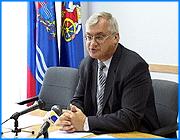 ></p><p class=c_tn>Федеральная власть имеет слабое представление о том, чем занимаются муниципалитеты. Такое заявление сделал сегодня глава г. Иваново Александр Фомин на пресс-конференции, посвященной встрече глав крупных городов России. Главной темой совещания, в котором приняли участие депутаты Государственной думы, представители правительства страны и администрации Президента, стали поправки в закон об организации местного самоуправления. Предложения парламентариев встретили резкий протест мэров и разделили правящую партию на два лагеря. </p><p class=c_tn>Законопроект о внесении изменений в закон об организации местного самоуправления, по словам Александра Фомина, встретил у мэров резкий протест. Суть документа сводится к предложениям разделить областные центры на внутригородские территории, предоставить губернаторам право назначать местное руководство, а также дать возможность региональным властям лишать и наделять полномочиями муниципии. Нововведение, утверждали в один голос мэры, может привести, в том числе к тому, что местные администрации полностью отойдут от управления. Тем временем, настаивали главы, губернаторы не всегда оказываются людьми честными и ответственными.</p><p class=c_tn>«Были приведены многочисленные примеры, когда губернаторы, получив желанные полномочия, приводило к тому, что УВД этих областей становилось такой дубинкой в руках губернатора для наведения порядка, понимаемого им как «порядок». Были случаи, когда получив распоряжение земельными ресурсами, земля уходит к так называемым инвестора, а город не получает за это ни копейки» - сказал глава г. Иваново Александр Фомин. </p><p class=c_tn>Пришлось Главам доказывать федералам свою собственную значимость в городах. Говорили о том, что жизнь населения полностью зависит от работы местных администраций. На ней ответственность за детские сады, школы, коммунальные блага и многое другое. Смена системы, уверяли мэры, прежде всего, отразится на жителях. Функции, которые выполняют муниципии, по словам Александра Фомина, для многих федеральных чиновников стали почти открытием.</p><p class=c_tn>«Сложилось у нас впечатление, что наша федеральная власть очень плохо представляет, а чем собственно муниципалитеты занимаются. По всей видимости, в их понимании, что все, о чем мы говорили, занимаются губернаторы. Тогда действительно встает вопрос, а что они там мельтешат, бегают под ногами, какие-то вопросы поднимают. Что-то все мешают, когда все так ясно и прозрачно» - добавил Александр Фомин</p><p class=c_tn>Точка зрения мэров была принята депутатами госдумы. Не последнюю роль в таком повороте событий сыграли доводы о том, что законопроект может серьезно подорвать имидж «Единой России» перед выборами в Государственную Думу. Между тем, отметили журналисты, в случае с проектом сложилась двойственная ситуация. Одни члены правящей партии внесли предложение об изменениях в закон, другие - его шумно оспорили. Александр Фомин, также «единоросс», на вопрос как он может оценить это противостояние, отшутился. Мол, вот оно проявление внутрипартийной демократии. </p><p class=c_av>Олеся Чирко</p>
	
		<div class=