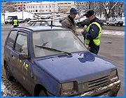 ></p><p class=c_tn>Новый объект внимания инспекторов ДПС - ивановские мини-такси. В четверг на улицы областного центра выехали около 10 экипажей ДПС в поисках нарушителей в малолитражках. Однако ожидаемых результатов операция под названием «Такси «Ока» так и не принесла.</p><p class=c_tn>В четверг на улицы Иванова выехали несколько десятков сотрудников ГИБДД. Некоторые предпочли караулить микролитражки группами. Операция «Такси «Ока», по заверениям милиционеров, - это очередной пункт их годового плана. Однако, судя по жалобам горожан в ГАИ, водители мини-такси не самые примерные водители.  </p><p class=c_tn>«В основном у них, конечно же, нарушения правил перевозки пассажиров, потому что они считай четырехместные, возят 5 человек. Маневрирование, то есть перестроение. Они, конечно, маленькие, юркие, но тоже нарушение. Сейчас пока не скользко, но когда будет гололед, тогда это будет чревато», - сказал инспектор ДПС ГИБДД г. Иванова Валерий Русин.</p><p class=c_tn>Не обнаружив перегруза или других видимых нарушений, инспекторы для полноты картины тщательно проверяли у водителей все имеющиеся документы. Сами таксисты в это время пытались понять, почему вдруг внимание ГИБДД пало на них - маленьких и незаметных. Всячески убеждали инспекторов, что серьезные нарушения - это не про них.</p><p class=c_tn>Тем временем остановить хотя бы одну «Оку» повезло далеко не всем сотрудникам ГИБДД. Малолитражки, сетовали инспекторы, в этот день с улиц просто исчезли. Самая вероятная причина - утечка информации. При этом, как выяснилось, распространители сведений, - сами организаторы почти секретной операции.</p><p class=c_tn>Некоторым инспекторам за 4 часа операции все же удалось поймать нарушителей и составить акты. Те же, кому повезло меньше, времени зря не теряли. Работать на дороге, так в полную силу. </p><p class=c_av>Олеся Чирко</p>
	
		<div class=