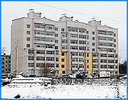 ></p><p class=c_tn>Сегодня 16 ивановских молодых семей получили свидетельства на получение субсидий на покупку жилья. В число счастливчиков попали ивановцы, подавшие документы в июле этого года.</p><p class=c_tn>Лица получателей радостны и немного растеряны. Здесь не только молодые пары, но и матери-одиночки. Пришедшие признаются, что изначально они настороженно отнеслись к тому, что государство готово дать безвозмездную субсидию на приобретение жилья. Все же решили поучаствовать. </p><p class=c_tn>«Когда мы начали этим вопросом заниматься, мы, конечно, были в сомнении - возможно ли такое. С тем, как мы общались с отделом по предоставлению субсидий, в нас все больше и больше вселяли уверенность, и вот. То есть, мы дождались этого радостного дня и все это реально на самом деле. Очень удивлены, конечно», - сказала Ольга Кулькова.</p><p class=c_tn>Для того, чтобы заручиться государственной поддержкой, у молодых семей ушло немало сил, времени и средств. Получателей проверили и перепроверили в банке, администрации и в более мелких конторах. Весь список необходимых бумаг они едва могут припомнить.</p><p class=c_tn>«Документов мы собрали очень много: требовали и свидетельство о браке, и свидетельство о рождении ребенка. Мы собирали справки из ЖКО, в каких условиях мы живем, сколько человек нас прописано в квартире. Собирали в юстиции справки, что у нас нет никакой собственности, не записано ни на меня, ни на мужа, ни на ребенка», - сказала Светлана Дурникова.</p><p class=c_tn>При постоянном росте цен на жилье одной субсидией в 160 - 250 тысяч рублей обойтись сложно. Поэтому большинство молодых семей сразу оформляет ипотеку. В этом году сумма кредита достигает 350 тысяч под 13 % годовых. Можно дождаться следующего года, когда ипотечная ссуда увеличится до 500 тысяч, а процент уменьшится, но цены на жилье тоже будут расти. При благоприятных обстоятельствах сегодняшние получатели уже в начале следующего года смогут въехать в собственные квартиры. Сейчас на очереди стоит 101 семья. И если процесс не будет тормозиться бюрократической машиной, то большую часть этих молодых семей ожидает новоселье еще до рождения их детей. </p><p class=c_av>Наталья Мозилова</p>
	
		<div class=