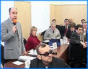 ></p><p class=c_tn>Директор детского лагеря Валерий Иванов избран председателем Общественной палаты Ивановской области. Такое решение приняли ее члены на первом заседании. В состав палаты, утвержденной губернатором Михаилом Менем и депутатами областной думы, вместо 50 по регламенту по факту вошли 47 представителей бизнес-структур, госучреждений, СМИ и общественных организаций.</p><p class=c_tn>Общественная палата не должна стать политическим органом. Об этом попросил губернатор Михаил Мень на ее первом заседании. По мысли руководства области, проводить всенародные референдумы и опросы о наболевшем дорого и сложно. Предполагается, что Общественная палата не реже двух раз в год будет проверять региональные законопроекты на юридическую точность и проводить общественные слушания по социально значимым проблемам.</p><p class=c_tn>«Тот орган, который создался и начинает функционировать, как раз должен выполнять функцию общественного среза общественного мнения и донесения этого общественного мнения как до исполнительной, так и до законодательной власти», - сказал губернатор Ивановской области Михаил Мень</p><p class=c_tn>Первое заседание органа, который создался, показал: членам палаты пока трудно дается принятие решений. Избрание председателя и его зама заняло больше часа. Члены долго решали, как голосовать: тайно или открыто.</p><p class=c_tn>«За этим столом мы все достаточно знаем друг друга, поскольку если Общественная палата - орган неполитизированный, а орган, который может выражать свое волеизъявление, нам замена открытое на тайное ничего не дает», - сказал председатель торгово-промышленной палаты Алексей Жбанов.</p><p class=c_tn>В результате прений сошлись на открытом голосовании. Председателем избрали директора лагеря «Березовая роща» Валерия Иванова, его замом - предпринимателя Василия Скворцова. Палата стала сразу же работать оперативнее. Ее члены сформировали совет из 13 человек, создали 6 комиссий. Первое пленарное заседание палаты, вероятно, пройдет в следующем году. Членам палаты дали время, чтобы понять, чем они будут заниматься.  </p><p class=c_av>Мария Покровская</p>
	
		<div class=