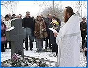 ></p><p class=c_tn>Сегодня отмечают 90 лет со дня рождения известного ивановского поэта Михаила Дудина. На его могиле в селе Вязовское отслужили панихиду, а в селе Клевнево, где Дудин родился, дети читали стихи, посвященные прославленному земляку. </p><p class=c_tn>Каждый год в день рождения Михаила Дудина его соратники, родственники и почитатели творчества собираются здесь, в селе Вязовское Фурмановского района. Дудин завещал похоронить себя рядом с матерью. Крест над ее могилой был сквозным образом всего позднего творчества Михаила Александровича. Как, оказалось, отдать почтение памяти поэта не так уж и просто. Местный батюшка очень строг. Были случаи, когда отец Андрей прогонял с кладбища школьников, которые пришли почитать стихи над могилой. По его мнению, дети были одеты неприлично, и священник посчитал это оскорбительным. На сегодняшней панихиде звучали стихи поэта в его собственном исполнении. Почитатели творчества Дудина сочли уместным такое голосовое письмо к потомкам. Брат поэта говорит, что именно в руках потомков будущее Дудинского наследия, и именно это делает их лучше предыдущих поколений. </p><p class=c_tn>«Старые, наверно, помнят еще. Ну, а молодежь... Молодежь сама со временем поймет. Молодежь тоже взрослеет, умнеет, приходит к лучшему, чем была. То есть, чем мы были, сейчас лучше молодежь» - сказал брат поэта Юрий Дудин</p><p class=c_tn>В родном селе поэта - Клевневе - дом, где родился Дудин, не сохранился. На берегу неоднократно воспетой поэтом реки Молохты краеведы и дети из хромцовской школы поставили памятный камень. Здешние ученики пишут стихи о Дудине и от лица Дудина. Их педагог говорит, что это позволяет лучше раскрыть душу Дудинской поэзии. </p><p class=c_tn>«Мне хотелось довести до каждого маленького человечка вот этот дух любви, что всегда испытывает в своей душе Михаил Дудин. Любовь к малой родине, любовь к родной природе, любовь к родной матери, которую он воспевает постоянно в своих стихах» - сказала учитель истории и краеведения Хромцовской школы Любовь Барабанова)</p><p class=c_tn>Эта старая сосна на берегу Молохты навсегда осталась для Дудина символом детства и малой родины. В будущем году возле нее появится класс под открытым небом. Там будут рассказывать про жизнь и творчество Дудина. Кто-то из пришедших сказал, что каждая губерния имеет право на своего Пушкина.</p><p class=c_tn> </p><p class=c_av>Наталья Мозилова</p>
	
		<div class=