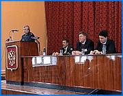 ></p><p class=c_tn>Не воевать - а дружить - такую концепцию пытались реализовать сегодня организаторы масштабного совещания, посвященного экологии. Руководители надзорных природоохранных органов вместе с представителями крупных предприятий обсуждали насущные вопросы охраны окружающей среды. Участники  встречи говорят, что общий язык им найти все же удалось, несмотря на разницу интересов. </p><p class=c_tn>Один из журналистов подметил - в России даже герб не в ладах с природой. Мужчина убивает копьем рептилию, явно относящуюся к редкому виду. Цифры статистики это наблюдение подтверждают. Одна ивановская область за год выбрасывает на землю, в воду и воздух целую мегатонну отходов. В регионе нет ни одного предприятия, к которому контрольные органы не имели бы претензий экологического порядка. Неведение или вмешательство третьих лиц сейчас редко становятся причиной экологических преступлений. Зачастую окружающая среда страдает по прямому злому умыслу </p><p class=c_tn>«Не проходит ни одного года, чтобы мы не возбуждали и не направляли в суд уголовное дело по нарушению с обращением отходами 1-го класса. Буквально на прошлой неделе Ивановским районным судом осужден за незаконное складирование в населенном пункте отработанных ртутных ламп один Валерий Крачнако предприниматель» - сказал природоохранный прокурор Ивановской области </p><p class=c_tn>Природоохранные органы исходят в своей работе из главного принципа экологического законодательства страны. Любая хозяйственная деятельность содержит презумпцию потенциальной опасности. Поэтому любое предприятие должно быть рассмотрено со всех сторон по очень сложной схеме, чтобы попасть в разряд законопослушных. Причем рассмотрение далеко не бесплатное и порой приводит к еще более серьезным тратам. Один предприниматель посетовал - чтобы построить очистные сооружения, ему придется два раза продать свою фабрику. Экологи отвечают - закон суров, но это закон.</p><p class=c_tn>«Область у нас была бесконтрольна очень длительное время. Поэтому можно было обходиться без природоохранных мероприятий, поскольку в контрольные организации можно было подать, в общем-то, фиктивные отчеты. На сегодняшний день это уже невозможно, поскольку начинается деятельность по четкому и строгому контролю в рамках природоохранного законодательства» - сказала  начальник отдела экологического надзора Галина Гавриченко </p><p class=c_tn>Однако экологи подчеркивают. Их цель - не оштрафовать или посадить как можно больше виновных. А заставить бизнес соблюдать право людей на благоприятную окружающую среду. Пусть это достаточно дорого, но надзорные органы готовы идти навстречу тем, кто признал свои ошибки и начал путь к исправлению. </p><p class=c_av>Сергей Хохлов</p>
	
		<div class=