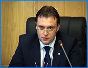 ></p><p class=c_tn>Реформа местного самоуправления стала сегодня главной темой разговора в областном правительстве. Здесь прошла межрегиональная научно-практическая конференция, которая призвана помочь власти на местах работать эффективнее. 131 федеральный закон ставит много вопросов перед главами вновь созданных муниципальных образований. Внести ясность призваны проекты нормативных актов и методических рекомендаций, которые предполагается обкатать именно в Ивановской области. Предложения разработчиков в целом были оценены членами правительства положительно, хотя без замечаний не обошлось. </p><p class=c_tn>Ивановская губерния в качестве полигона для проработки вопросов муниципальной реформы была выбрана не случайно. По словам чиновников, это первый практический результат подписанного в августе Соглашения о сотрудничестве между Министерством регионального развития и Правительством области. Сегодня разработчики нормативных актов и методических рекомендаций - ученые Северо-западной академии государственной службы - подробно рассказали о том, что получилось. Представленные проекты направлены на то, чтобы наиболее эффективно организовать деятельность муниципальных образований. Дело в том, что федеральный закон не всегда дает ясности, как вести себя оганам власти на местах. «Создание таких методических рекомендаций - оно безусловно поможет многочисленным муниципальным образованиям в разработке собственной нормативной базы и поможет унифицировать законодательную базу субъектов РФ. Хотя, конечно, универсальным рецептом такая работа быть не может - слишком различны условия, в которых функционируют муниципальные образования: территории, экономическое положение, национальный состав» - сказал проректор Северо-Западной академии гос. службы Андрей Васецкий </p><p class=c_tn>Представленные проекты касаются многих аспектов деятельности муниципальных образований, вплоть до механизма формирования местных бюджетов, что крайне актуально для глав вновь созданных городских и сельских поселений. Труды ученых в целом получили одобрение членов правительства. Но доработать проекты все же придется. Чиновники выявили в них ряд недочетов, в том числе несоответствие некоторых модельных актов нормам действующего законодательства. Все замечания разработчики обещали учесть в дальнейшей работе над проектами. Они говорят, что сегодня главное - обозначить правовое поле деятельности. «Цель сегодняшней конференции и цель выступления участников - найти компромисс, понимание. Чтобы не было разногласий между муниципальными поселениями и муниципальными районами. Чтобы городские округа выполняли свои функции в предмете своих ведений» - сказал  начальник информационно-аналитического центра Северо-Западной академии гос. службы Виктор Уткин </p><p class=c_tn>Сами главы муниципальных образований проекты приняли на ура. По их словам, одно их основных достоинств разработок - то, что они написаны вполне доступным языком. А это для глав - новичков, особенно не имеющих специального образования, - фактор немаловажный. </p><p class=c_tn></p><p class=c_av>Олеся Чирко</p>
	
		<div class=