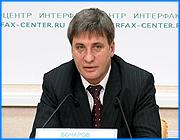 ></p><p class=c_tn>«Точная настройка» - так определил изменения в структуре областной власти руководитель аппарата заместитель председателя правительства Константин Бочаров. Распоряжением Михаила Меня по-новому распределены обязанности между членами правительства, наименования и полномочия властных структур будут пересмотрены. Сегодня Бочаров подробно рассказал журналистам о сути перемен. Однако на пресс-конференции чаще звучали вопросы о зарплате чиновников, которую с будущего года планируется поднять. Сам Константин Бочаров признал - управленческая структура - вопрос, мало интересный широким массам. Журналисты с этим согласились и стали спрашивать чиновников об их зарплатах. В областной думе находится ряд законов, предусматривающих повышение денежного вознаграждения. Слухи о двукратном росте сильно преувеличены - заявил заместитель председателя правительства. Зарплата подрастет всего на треть. И то эти 30 % образовались из-за того, что 15%  повышение в этом году из-за реструктуризации отложили. </p><p class=c_tn>«Зарплата повышается в среднем на 30 процентов. Т.е. будут разные: у кого-то чуть больше, у кого-то чуть меньше повышение» - сказал 1-й зам. руководителя аппарата правительства Ивановской области Владимир Герасимчук.</p><p class=c_tn>На будущий год запланирована большая аттестация для всех служащих правительства, поэтому вполне возможны кадровые перестановки. Тем временем, у слухов о двукратном повышении есть почва. В 2 раза повысится жалованье у руководителей высшего звена. По мнению Константина Бочарова, шаг более чем естественный.</p><p class=c_tn>«Господа, это некорректно сравнивать среднюю зарплату, тем более сознательно ее, занижая, с зарплатой чиновника. Зарплата чиновников высших управленческих должностей региональной власти надо сравнивать с зарплатами топ-менеджеров в коммерческих структурах» - сказал зам. председателя правительства области Константин Бочаров.</p><p class=c_tn>Бочаров подчеркнул -  это точка зрения президента, который выступает против присутствия бизнеса во власти. Чиновник должен жить на зарплату. И зарплата эта, считает Бочаров, в Иванове вполне может дотянуть до 2 тысяч долларов. Конкретную сумму, за которую он будет расписываться в ведомости после нового года, Константин Васильевич назвать не смог. Мне это не очень интересно, сказал он. Тем более что семейным бюджетом Бочаровых ведает супруга. </p><p class=c_av>Сергей Хохлов</p>
	
		<div class=
