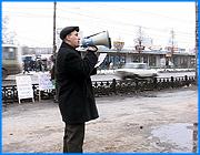 ></p><p class=c_tn>Поэта - бунтаря прогнали с территории центрального рынка, где он собирал подписи в поддержку Южной Осетии, Абхазии и Приднестровья. Сотрудники службы безопасности сообщили Владимиру Черкашову, что рынок - это стратегический объект, на котором неуместно проводить подобные акции. </p><p class=c_tn>Сотрудники рынка черкашовский сбор подписей за независимость Абхазии, Южной Осетии и Приднестровья не одобрили. Даже бесплатная раздача книг поэта бунтаря не помогла. Сначала голос подала охрана. Она сообщила, что рынок - не то место, где акции проводят. Потом кто - то из рыночных продавцов слишком нервно отреагировал на воззвания Владимира Черкашова. </p><p class=c_tn>«Вы видели, что выскочила женщина явно не абхазской, ни приднестровской, не осетинской национальности и начала нас оскорблять» - сказал поэт - бунтарь Владимир Черкашов</p><p class=c_tn>Поэт - бунтарь с рупором и его соратник Аркадич со списком тех, кто выступил за независимость братских республик переместились на остановку. Сбор подписей пошел веселее. Подписывались в основном люди старшего поколения. Кто - то из них хотел получить бесплатную книгу с автографом самого Черкашова, другие говорили о бесправии русского населения в этих республиках. </p><p class=c_tn>Результаты акции впечатлили даже самого организатора. Почти 200 подписей, которые отправят Владимиру Путину. На особенное внимание президента поэт - бунтарь не рассчитывает, но уверен: сбор подписей в Иванове даст старт всероссийской акция в поддержку братских республик. Владимир Черкашов, по собственному признанию, все для этого сделал. Он позвонил друзьям и единомышленникам из Ярославля, Хабаровска, Свердловска и Вологды. </p><p class=c_tn></p><p class=c_av>Мария Покровская</p>
	
		<div class=