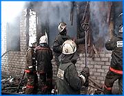 ></p><p class=c_tn>5 человек погибли, из них 3 дети, в результате пожара 26 ноября в Иванове. Частный дом на улице 1-ой Полетной загорелся около часа дня, но несмотря на светлое время суток жертв избежать не удалось. Дом на первой Полетной принадлежал 3 хозяевам. Летом одну часть заселяли армяне, торговавшие на местном рынке. В другой - живет семья Городовых, и в третьей - жила семья погибших. По словам соседей, она вела асоциальный образ жизни. В день трагедии вся семья была в доме, судя по всему, родители спали пьяные. Пожар обнаружили соседи, но было уже поздно.</p><p class=c_tn>В огне погибли 5 человек. Тела молодой женщины, хозяйки дома, и 3 детей, младшему из которых едва исполнился год, обнаружены в комнате на кроватях. Еще один труп найден в хозяйственной части дома. Кто это - мужчина или женщина, пока выясняется. По всей видимости, это был собутыльник хозяев. По словам соседей, отец семейства, проснувшись, выбил все стекла, а затем - выскочил из окна. Огонь вспыхнул с новой силой и стал распространяться еще быстрее. Позже мужчину забрали в отделение милиции для дачи показаний. Пока причина возгорания устанавливается. У соседей уже есть своя версия произошедшего. По словам пожарных, в этом году в огне погибли 14 детей. Пожарные опасаются, что это число не окончательное: с наступлением холодов пожароопасность возрастает в несколько раз. </p><p class=c_tn>«В связи с началом холодов участились случаи пожаров ввиду того, что стали пользоваться электронагревательными приборами, отапливаются приборами не заводского изготовления, а так же возникают пожары по причине неисправности газового оборудования» сказал инженер управления ГПМ по Ивановской области Александр Лазарев</p><p class=c_tn>Какое участие сможет принять в организации похорон отец семейства, пока неясно. Похоже, захоронением придется заняться муниципалитету. </p><p class=c_tn></p><p class=c_av>Наталья Мозилова</p>
	
		<div class=