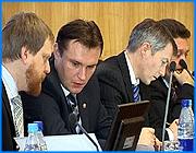 ></p><p class=c_tn>Районы и поселения Ивановской области не могут поделить между собой имущество ЖКХ и объекты культуры. Это выяснилось на сегодняшнем заседании Правительства. Главная проблема - кто будет содержать объекты жилищно-коммунальной сферы и культуры, которые отойдут дотационным поселениям. </p><p class=c_tn>Районные главы встревожены. Разделение имущества муниципальных предприятий и жилищного фонда между районами и поселениями Ивановской области совсем близко, а сроки не определены. В отопительный сезон делить экскаваторы, теплотрассы и мусорные контейнеры бессмысленно и даже вредно. Таково единодушное мнение глав и руководства области.  </p><p class=c_tn>«Здесь все люди взрослые и трезвые, никто не помышлял об этом. В постановлении правительства черным по белому написано после отопительного сезона. И я готов не спешить с этим вопросом, но вы сами главы договорились, что вопрос надо решать» - сказал губернатор Ивановской области Михаил Мень</p><p class=c_tn>Областные парламентарии предложили проводить разделение поэтапно: с января будущего года -передать жилой фонд в районную или поселенческую собственность, после отопительного сезона - объекты ЖКХ. Главы вроде бы согласились, но сразу же озвучили другую проблему: как делить МУПы, или, например, кладбища, которые обслуживают несколько районов и кому достанутся предприятия ЖКХ, которые находятся в предбанкротном состоянии. У жителей поселений, как выяснилось на заседании, даже возникают предложения вроде: не взять ли нам себе в собственность котельную и зарабатывать на ней деньги. Главы районов предложили объекты ЖКХ акционировать и только потом делить имущество. В случае с районными и сельскими домами культуры и библиотеками акционирование, видимо, не поможет. Поделить культурные объекты проще. Но, они особенно в селах не приносят дохода, поэтому нести расходы на них не хочет никто: ни районы, ни поселения </p><p class=c_tn>«У нас в области существует серьезная угроза существование на селе учреждений культуры. Этот тезис подтвердил анализ ситуации, который проведен специалистами комитета. Уже сегодня видно, что многие сельские поселения будут не в состоянии профинансировать деятельность учреждений культуры» - сказал  начальник областного департамента культуры Татьяна Котлова Поселения готовы отдать свои объекты культуры районам, но районы требуют от них содержать хотя бы здания и помещения. Поселения отказываются, даже это для них очень дорого. Главы предложили районные объекты культуры содержать на средства бюджетов районов, а сельские - по принципу софинансирования. Окончательное решение будет принято, вероятно, через неделю. Такой срок дал чиновникам и главам губернатор. </p><p class=c_tn></p><p class=c_av>Мария Покровская</p>
	
		<div class=