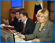 ></p><p class=c_tn>Жалование депутата областной думы на постоянной основе достигло 60 тысяч рублей, губернатора и председателя регионального парламента - 90 тысяч рублей. Закон об увеличении  заработной платы приняли сегодня региональные парламентарии на очередном пленарном заседании. Думцы проголосовали за повышение почти без обсуждения вопроса</p><p class=c_tn>У каждого депутата - целый фолиант из 500 страниц. Это документы к пленарному заседанию, которые они получили за полчаса до начала обсуждения. Некоторые парламентарии возмутились: даже бегло такой увесистый талмуд не просмотришь. </p><p class=c_tn>«Как себя чувствует депутат - я еще по-раньше в 9 пришла и взяла эту папку. Рассмотреть все просто невозможно. Другие комитета - там все бюджета касается» - сказала депутат Ивановской областной думы Наталья Ковалева</p><p class=c_tn>Председатель думы Андрей Назаров предложил не обращать внимание на чувства депутатов и приступить к делу. Законодательный процесс пошел быстро. За 2 приняты областные целевые программы  о музеях, о детях, о пожарной безопасности в учреждениях здравоохранения. Почти 200 миллионов из региональной казны  были направлены на поддержку предпринимательства, свыше 100 - на дорогостоящие   медицинские технологии и полтора миллиона на сохранение и поддержку русского языка. Вопрос о повышении зарплаты себе и крупным областным чиновникам думцы перенесли на конец заседания. Приняли без особых прений, сперва выслушав мнение заместителя председателя областного правительства Константина Бочарова. Тот успокоил депутатов, что  в повышении жалования ничего страшного нет. Это даже хорошо, это в русле политики президента.</p><p class=c_tn>«Если мы хотим бороться с коррупцией не бутафорски и при этом иметь профессиональных управленцев и квалифицированных специалистов, нам нельзя заниматься демагогией, основанной на принципе Шарикова: отнять и поделить. И в этом смысле популистки говорить, что повышение зарплаты само по себе плохо, но я, говорю, мы действуем в рамках того бюджетного процесса, который рекомендовали федеральные структуры» - сказал заместитель председателя правительства Константин Бочаров</p><p class=c_tn>Теперь депутаты будут получать около 60 тысяч рублей, руководители  думских комитетов несколько больше, губернатор и председатель областной думы - около 100 тысяч. Закон имеет обратную силу, и повышенная зарплата затронет октябрь.</p><p class=c_av>Мария Покровская</p>
	
		<div class=