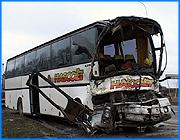 ></p><p class=c_tn>Еще никто из пассажиров автобуса «Сетра», пострадавших в ДТП на трассе Владимир-Суздаль,  компенсацию не получил. Авария произошла 26  ноября 2006 года. Тогда при лобовом столкновении автобуса «Сетра» и автомобиля МАН травмы разной тяжести более 20 человек.</p><p class=c_tn>С момента катастрофы прошло более месяца. За это время пассажиры успели подлечить раны и теперь вспомнили о своих правах. Как это сделали супруги Ветровы и Татьяна Елагина. По их словам, возмещение ущерба для них не столько вопрос денег, сколько дело принципа. Дело в том, что первоначально владелец автобуса обещал из собственных средств выплатить всем пострадавшим компенсацию. Но 30 ноября  люди встретились с предпринимателем и тут выяснилось, что на его добрую волю рассчитывать не приходится.</p><p class=c_tn>«Было сказано, что всем, нужно только подавать исковые заявления в суд. И ни о какой компенсации страховки, речи быть не может» - сказала Елена Ветрова.</p><p class=c_tn>Адвокат владельца автобуса заявляет, что посулы его подзащитного вызваны слабым знанием русского языка и душевной добротой. На тот момент, когда звучали обещания компенсировать ущерб, предприниматель сам пребывал в шоковом состоянии. Но в ходе следствия  выяснилось, что автобус был исправен, и к его хозяину не может быть никаких претензий.</p><p class=c_tn>«Дело в том, что владелец автобуса в данной ситуации сам пострадавший. То есть, причинен крупный материальный ущерб, и нами сейчас готовятся документы искового характера. То есть будем предъявлять претензии к виновнику данной аварии» - сказал Константин Солонуха адвокат владельца автобуса.</p><p class=c_tn>Что касается страховки, то, по словам того же адвоката, пострадавшие с самого начала знали, что страховка не входит в стоимость билета. На билетах, действительно, нет никакой информации о страховании ответственности. Поэтому выходит так: чтобы получить компенсацию, необходимо обращаться в страховую компанию, где застраховано транспортное средство. Или, еще один вариант - выйти с иском к виновнику ДТП, водителю автомобиля «МАН». Пока ясно одно - выплаты будут сделаны не раньше, чем будет соблюдена вся юридическая процедура, а это, по всей видимости, случится нескоро. </p><p class=c_av>Наталья Мозилова</p>
	
	    <div class=