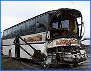 ></p><p class=c_tn>Еще никто из пассажиров автобуса «Сетра», пострадавших в ДТП на трассе Владимир-Суздаль,  компенсацию не получил. Авария произошла 26  ноября 2006 года. Тогда при лобовом столкновении автобуса «Сетра» и автомобиля МАН травмы разной тяжести более 20 человек.</p><p class=c_tn>С момента катастрофы прошло более месяца. За это время пассажиры успели подлечить раны и теперь вспомнили о своих правах. Как это сделали супруги Ветровы и Татьяна Елагина. По их словам, возмещение ущерба для них не столько вопрос денег, сколько дело принципа. Дело в том, что первоначально владелец автобуса обещал из собственных средств выплатить всем пострадавшим компенсацию. Но 30 ноября  люди встретились с предпринимателем и тут выяснилось, что на его добрую волю рассчитывать не приходится.</p><p class=c_tn>«Было сказано, что всем, нужно только подавать исковые заявления в суд. И ни о какой компенсации страховки, речи быть не может» - сказала Елена Ветрова.</p><p class=c_tn>Адвокат владельца автобуса заявляет, что посулы его подзащитного вызваны слабым знанием русского языка и душевной добротой. На тот момент, когда звучали обещания компенсировать ущерб, предприниматель сам пребывал в шоковом состоянии. Но в ходе следствия  выяснилось, что автобус был исправен, и к его хозяину не может быть никаких претензий.</p><p class=c_tn>«Дело в том, что владелец автобуса в данной ситуации сам пострадавший. То есть, причинен крупный материальный ущерб, и нами сейчас готовятся документы искового характера. То есть будем предъявлять претензии к виновнику данной аварии» - сказал Константин Солонуха адвокат владельца автобуса.</p><p class=c_tn>Что касается страховки, то, по словам того же адвоката, пострадавшие с самого начала знали, что страховка не входит в стоимость билета. На билетах, действительно, нет никакой информации о страховании ответственности. Поэтому выходит так: чтобы получить компенсацию, необходимо обращаться в страховую компанию, где застраховано транспортное средство. Или, еще один вариант - выйти с иском к виновнику ДТП, водителю автомобиля «МАН». Пока ясно одно - выплаты будут сделаны не раньше, чем будет соблюдена вся юридическая процедура, а это, по всей видимости, случится нескоро. </p><p class=c_av>Наталья Мозилова</p>
	
		<div class=
