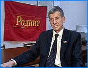 ></p><p class=c_tn>Местное отделение «Справедливой России» - партии «эсеров», как ее уже прозвали в народе, -рождается в муках. Вчера члены городского отделения партии «Родина» избирали делегатов на предстоящую объединительную конференцию. Ряд участников собрания утверждает, что лидер отделения, Сергей Репяхов, повел себя неожиданно. Не провел мероприятий, положенных по протоколу, не давал слова однопартийцам. Сам Репяхов заявляет, что собрание прошло в рамках устава, а все порочащие его заявления являются провокацией. </p><p class=c_tn>Три партии пытаются объединиться и составить оппозицию «Единой России». В Иванове, похоже, процесс пошел с трудом. Кандидатура Сергея Репяхова на место лидера местного отделения, утвержденная в Москве, вызывает неудовольствие у других членов «Родины». Последнее мероприятие, проведенное «родинцами», это подтверждает.</p><p class=c_tn>«Собрание было просто скомкано. Не было ни открытия, ни закрытия, не было выбрано счетной комиссии. Ну, мне конечно, просто стыдно перед своими людьми, которые пришли поддержать партию. И Сергей Николаевич, может быть, абсолютно не враг. Лично мы с ним друзья. Но, наверно, он просто переутомился» - сказал член совета ИРО партии «Родина» Владимир Салов </p><p class=c_tn>Наблюдатели связывают нервозность лидера местной «Родины» с попытками не пропустить его кандидатуру на должность председателя регионального отделения «Справедливой России». Главными конкурентами Репяхова называют его коллег по областной думе - депутатов Виктора Слезина и Павла Попова. Сам Репяхов утверждает, что информация о неправомочности собрания - чистой воды измышления врагов, что называется, вброшенные в средства массовой информации. </p><p class=c_tn>«Попытки есть сорвать собрания, попытки есть представить, что то или иное собрание нелегитимно, или так или иначе. Но это все отлукавого, не больше. Вот. Так бы хотелось, но это не так» - сказал  председатель совета ИРО партии «Родина» Сергей Репяхов</p><p class=c_tn>По мнению Сергея Репяхова, в роли лукавого выступает «Единая Россия», которая переманила на свою сторону некоторых членов «Родины» и «Партии пенсионеров». Члены Совета «Родины» намерены опротестовать итоги спорного собрания. Однако Репяхов считает себя хозяином положения - его кандидатуру на должность главного эсера Ивановской области поддерживает Сергей Миронов, с которым Сергей Николаевич знаком лично. </p><p class=c_tn></p><p class=c_av>Сергей Хохлов</p>
	
		<div class=