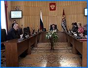 ></p><p class=c_tn>В новогодние праздники губернских чиновников обяжут дежурить на своих рабочих местах. Такое заявление сделал сегодня губернатор Михаил Мень на очередном заседании правительства области. По традиции в городах и районах региона пройдут десятки праздничных елок для различных слоев населения. Особое внимание будет уделено пожарной безопасности в местах гуляний, но требования пожарных, как выяснилось, не всегда бесспорны. </p><p class=c_tn>На организацию новогодних праздников и покупку подарков из областной казны выделено свыше миллиона рублей. На площадях и центральных улицах Иванова планируется установить 18 елок. Основные торжества развернутся на бульваре Кокуй. Возможно, если позволит погода, там даже зальют каток. А вот в некоторых детских садах и школах утренники могут не состояться. Начальник областного управления МЧС Иван Волков настоятельно рекомендовал запретить елки в тех учреждениях, у которых не подписан акт приемки пожарных. Также пожарные настаивают, чтобы на праздниках не применялись свечи, фейверки и хлопушки. И это далеко не весь перечень требований. </p><p class=c_tn>«Не допускается украшать елку целлулоидными игрушками, а также марлей и ватой, не попитанными огнезащитными составами. И одевать детей в костюмы из легкогорючих материалов. Я ничего смешного не говорю, вообще-то очень серьезные моменты» - сказал  начальник управления по делам ГО и ЧС области Иван Волков </p><p class=c_tn>Побороть смех участникам заседания удалось не сразу. Губернатор строго напомнил главам об ответственности за безопасность елок. Также Михаил Мень наказал чиновникам на местах сделать праздники в районах такими, чтобы они не обманули ожиданий населения. (СХ 00:28 Комментарий: 48.01 Синхронируемый: Должность: Титр: </p><p class=c_tn>«Люди устанут отдыхать. Люди будут, я извиняюсь, выпивать серьезно в праздники. И здесь нужно будет посмотреть главам муниципалитетов за режимом работы торговых точек, магазинов, чтобы четко было определено, какие магазины дежурные работают. В прошлый новый год, как мне докладывали, кончались даже продукты к концу праздника» - сказал губернатор Ивановской области Михаил Мень </p><p class=c_tn>А в конце Михаил Мень, явно не к общему удовольствию, сообщил, что в новогодние каникулы отдыхать придется не всем. Уже подготовлено распоряжение о том, чтобы в новогодние праздники чиновники дежурили на своих рабочих местах. </p><p class=c_tn></p><p class=c_av>Олеся Чирко</p>
	
		<div class=