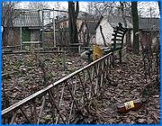 ></p><p class=c_tn>Ремонт крыши дома на улице Горбатова привел к разрушению благоустроенного двора. Ремонтировать дворовую территорию коммунальщики пока отказываются. Восстановить двор на свои средства хочет один из жителей дома. </p><p class=c_tn>Житель дома № 5  по улице генерала Горбатова Евгений Балуков рассказывает, что пару лет назад во дворе были качели и маленький водоем для рыбок. Малыши копались в песочнице, а их родители любовались на красивые цветочные клумбы. Все это Евгений Балуков, якобы, сделал своими руками и на свои средства. Сейчас двор напоминает мусорный контейнер. Качели сломаны, в песочнице нет песка, в водоеме не плещутся рыбки. Детского шума не слышно. Голубая мечта Евгения Васильевича - восстановить былое великолепие.</p><p class=c_tn>«Я цивилизованный человек. Я не собираюсь жить в такой помойке, только поэтому. Потом у меня здесь маленький ребенок. У соседей много маленьких детей. Здесь гуляют. Почему я должен отказываться от того, чтобы дети играли в собственном дворе» - сказал Евгений Балуков</p><p class=c_tn>Разруха началась с ремонта крыши дома. По словам Евгения Васильевича, приезжало и уезжало несколько строительных бригад. Пару раз бригадные сотрудники, видимо не совсем трезвые, во время упорной работы падали с крыши, и Балуков вызывал им скорую. Крышу не починили. Но суть не в этом. После ее ремонта некогда благоустроенный и цветущий двор благодаря неаккуратным коммунальщикам представляет собой печальную картину. Евгений говорит, что долго кому - то жаловался, звонил и писал, но безрезультатно. </p><p class=c_tn>«Я еще раз напомню о себе во властях в публичной форме. На все свои обращения - я получаю ответы - ответы- ответы, но т.к ничего не получается - я решил обратиться в суд»– добавил Евгений Балуков</p><p class=c_tn>Восстановление двора обойдется в несколько тысяч рублей. Евгений Балуков готов раскошелиться. Другое дело - соседи не готовы поддержать Балукова в его войне с коммунальщиками. Личное спокойствие, видимо, важнее благоустройства придомовой территории. </p><p class=c_tn></p><p class=c_av>Мария Покровская</p>
	
		<div class=