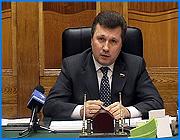 ></p><p class=c_tn>Средняя зарплата в области через 3 года может достичь 15 - 20 тысяч рублей. Так считает вице-спикер регионального парламента Валерий Васильев, который провел сегодня пресс-конференцию. Она была посвящена итогам 7 съезда «Единой России», завершившегося на Урале. Там Валерий Васильев был избран членом генерального совета, высшего органа этой партии. Однако журналистов больше интересовали местные, а не федеральные, вопросы.</p><p class=c_tn>Валерий Васильев совершенно очевидно доволен итогами съезда и поездкой в целом. В Екатеринбурге, похоже, оставалось время и на отдых. Особенно Валерию Васильеву запомнился символ «Единой России», высеченный изо льда. Валерий Васильев рассказал о программе, принятой партией на следующие 10 лет. Прогноз о росте средней зарплаты до 25 тысяч рублей, сделанный Борисом Грызловым, его попросили прокомментировать особо, тем более что в свое время Васильев получил диплом экономиста.</p><p class=c_tn>«Да экономист. Я думаю, что если мы выйдем на уровень 15-18-20 тысяч, это будет очень хороший показатель для Ивановской области» - сказал  Валерий Васильев </p><p class=c_tn>Зашла речь и о партийном строительстве. Главной задачей для ивановских «медведей» станут выборы в государственную думу. Зарплата, которую депутаты и чиновники подняли сами себе, никак не скажется на рейтинге «ЕР» - верит Васильев. У нас будет, как минимум, половина голосов в области - говорит он. </p><p class=c_tn>«На 2-м месте будет ЛДПР. Новая партия - значит, непонятно, как она, кстати, справится с теми внутренними вопросами, которые у нас, т.е. у них есть, у нас в области. Поэтому они вообще могут не набрать ничего. По большому счету. Если в выборную кампанию все эти склоки пойдут. Это на самом деле их может утопить» - сказал Валерий Васильев </p><p class=c_tn>А в целом, подытожил Валерий Васильев, область под руководством новой команды идет верным путем и на рифы с Божьей помощью, не наткнется.</p><p class=c_tn></p><p class=c_av> Сергей Хохлов</p>
	
		<div class=