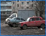 ></p><p class=c_tn>Не запретить, а узаконить. Такую цель ставят перед собой ивановские власти в ходе работы с многочисленными нелегальными автостоянками. Сегодня ивановская мэрия совместно с милицией и надзорными органами провела рейд по выявлению таких объектов. На мероприятие были приглашены журналисты, которым показали, видимо для контраста 2 автостоянки, где подход владельцев к процедуре легализации отличается принципиально.</p><p class=c_tn>8-ая Сосневская улица города Иваново. Автостоянкой этот бывший огород можно назвать с большой натяжкой. Однако 10 соток приносят хозяину прибыль. Все заносится в  документ не очень строгой отчетности. Сторож знает только тариф – 35  рублей в сутки, да имя хозяина -Армен. Никакой разрешительной документации нет. Есть только жалобы жителей соседних многоэтажек, которые фиксируют в городской автоинспекции.</p><p class=c_tn>«В холодный период происходит загазованность близлежащей территории. В процессе прогрева двигателей сами понимаете» - сказал начальник отдела ГИБДД г. Иваново Александр Щёголев.</p><p class=c_tn>Жалоб от водителей, которые ставят здесь машины, пока нет. Но могут появиться.</p><p class=c_tn>«Юридически владелец такой автостоянки не несет ответственности за сохранность вашего автомобиля. Действие закона о защите прав потребителей в данном случае не распространяется. В случае угона, нанесения ущерба автомобилю взыскать сумму материального ущерба практически невозможно» - объяснила начальник отдела контроля за использование земли г. Иваново Валентина Захарова</p><p class=c_tn>Владелец автостоянки попыток узаконить свой бизнес не предпринимает. Стоянку будут закрывать через суд. Второй адрес на улице капитана Петрачкова. Тоже бывший огород, но выглядит все несколько приличней. Здешний хозяин изъявил желание сотрудничать с властями. Он хочет расширить площадь и возвести трехуровневый паркинг. Уже ввязался в долгоиграющую битву за пакет разрешительной документации.</p><p class=c_tn>«Очень много инстанций надо пройти. Из опыта работы, которой мы занимаемся, такие подготовки документации идет от 6 мес. до года» - сказал директор фирмы «Документально-строительный центр» Александр Пырков</p><p class=c_tn>Позиция властей непоколебима - незаконных стоянок в городе не будет. А вот легальному бизнесу администрация будет идти навстречу. Тем более что губернатор на прошлой неделе обратил внимание мэра на дефицит парковочных мест. </p><p class=c_av>Сергей Хохлов</p>
	
		<div class=